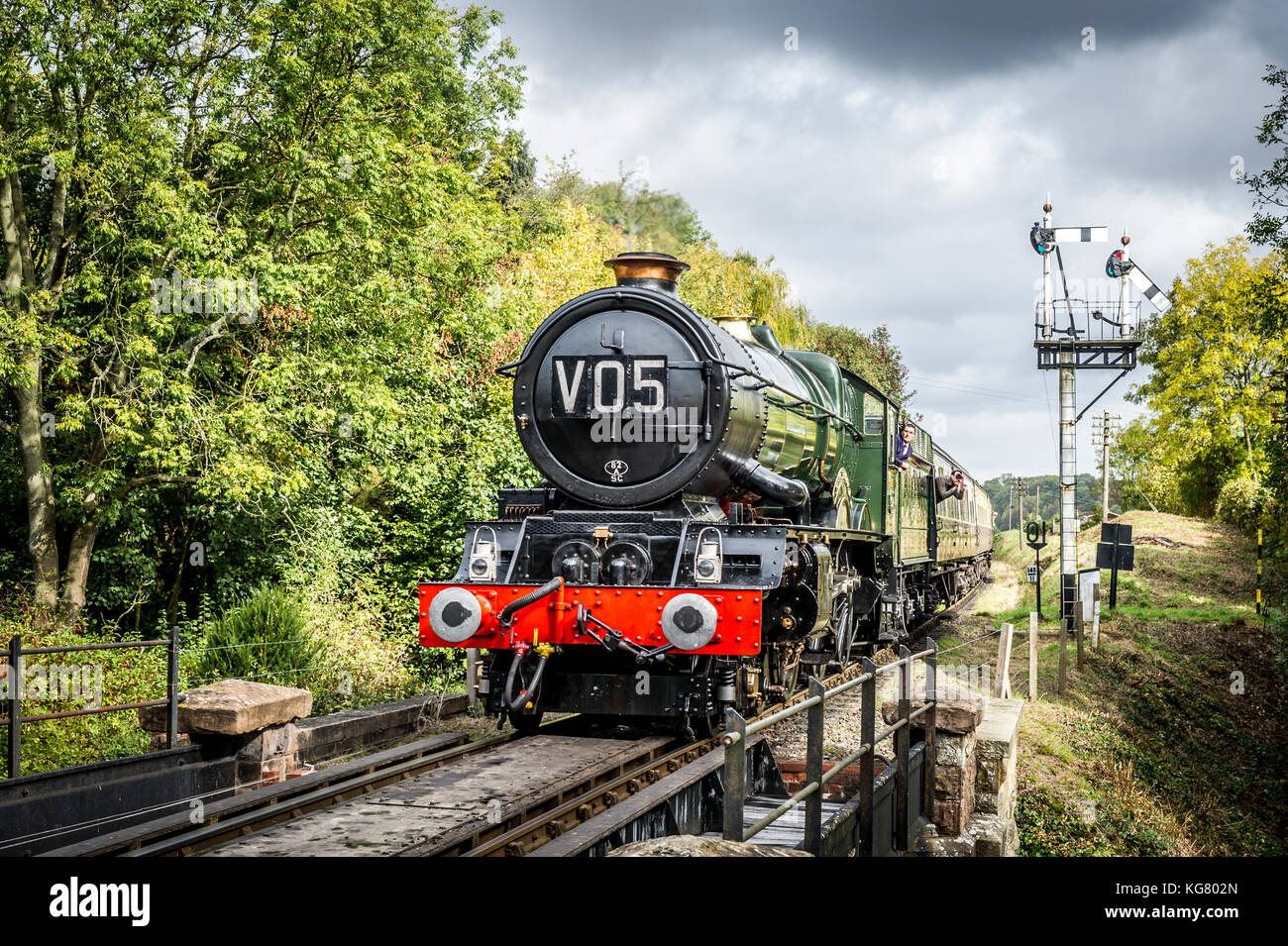 Gwr re classe 4-6-0 n. 6024 King Edward ho locomotiva a vapore si avvicina a hampton loade stazione sul Severn Valley Railway Foto Stock