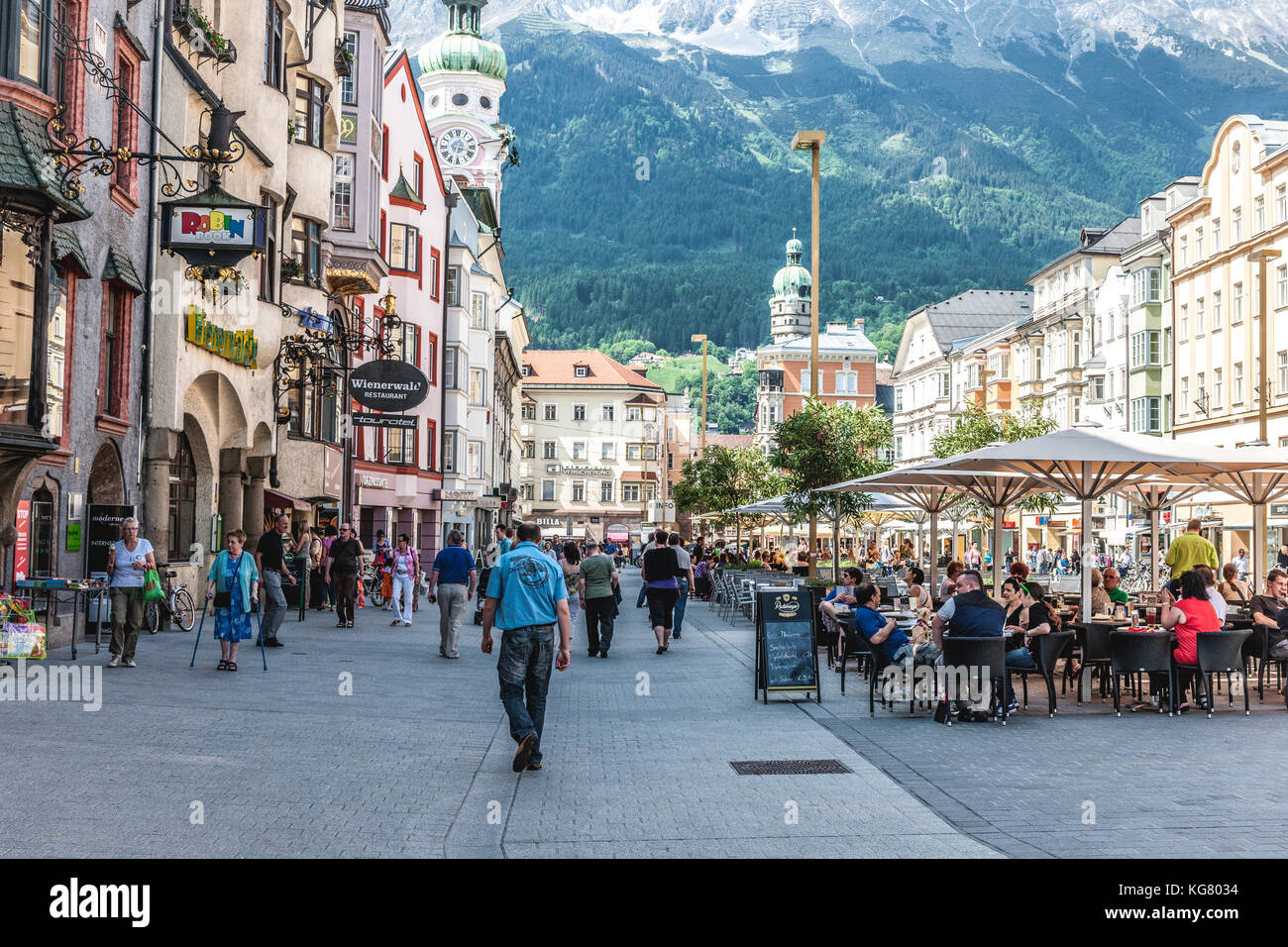 Gran numero di persone a piedi e seduti nei caffè del centro di Salisburgo, Austria Foto Stock