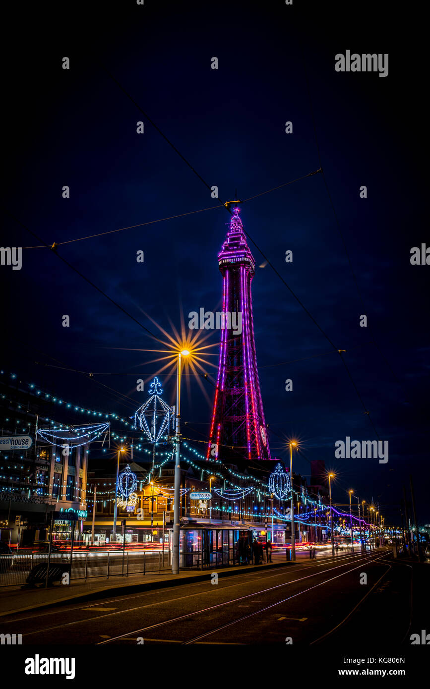La Blackpool Tower e il lungomare durante le luminarie di Blackpool Foto Stock