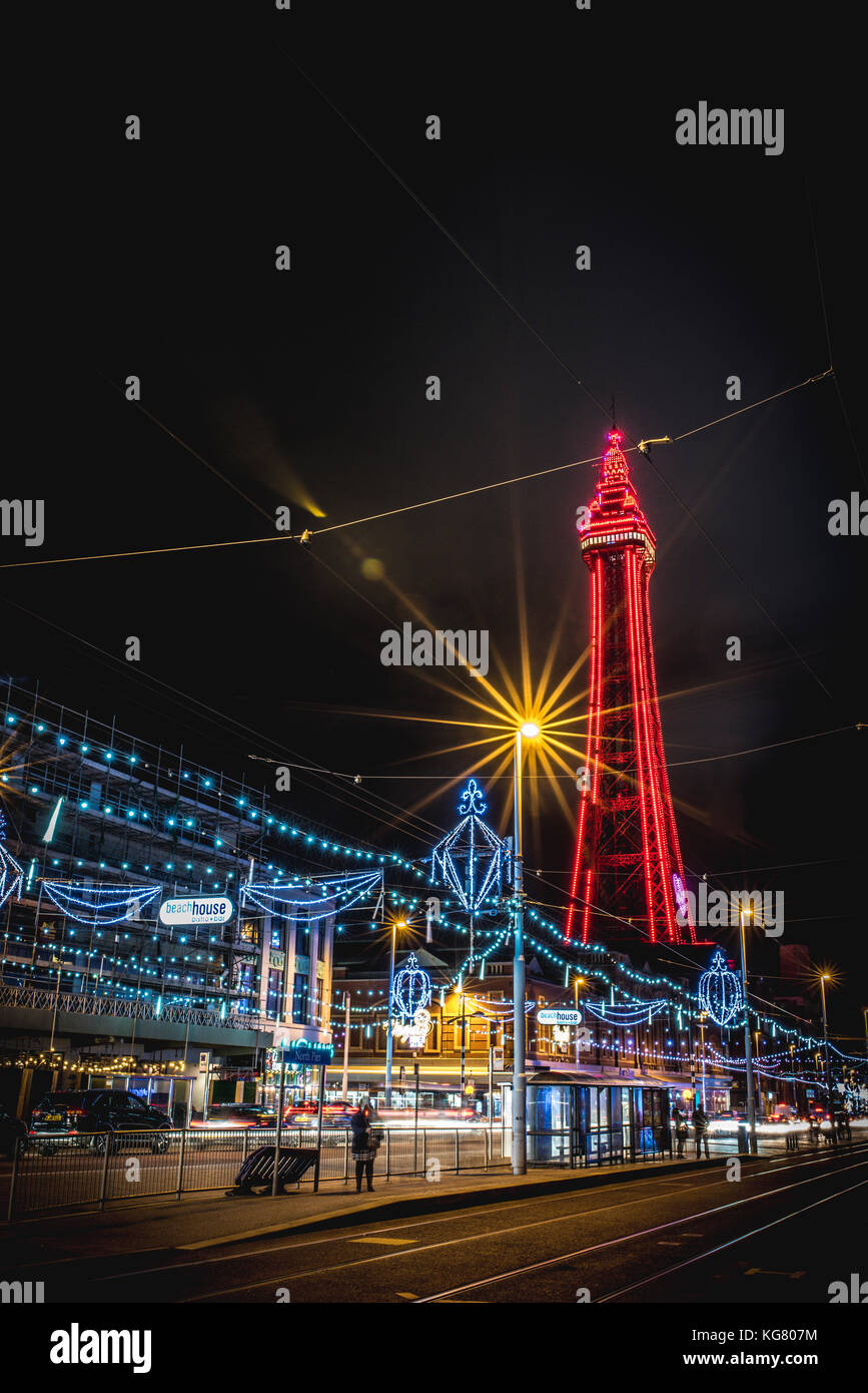 La Blackpool Tower e il lungomare durante le luminarie di Blackpool Foto Stock