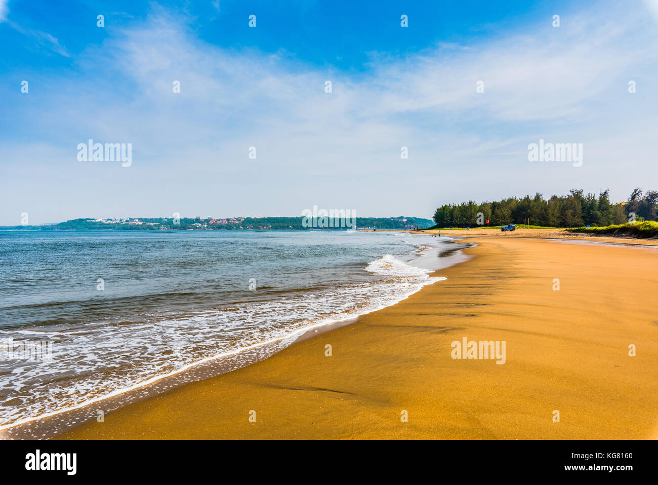 Le onde tranquille a Miramar Beach, goa Foto Stock