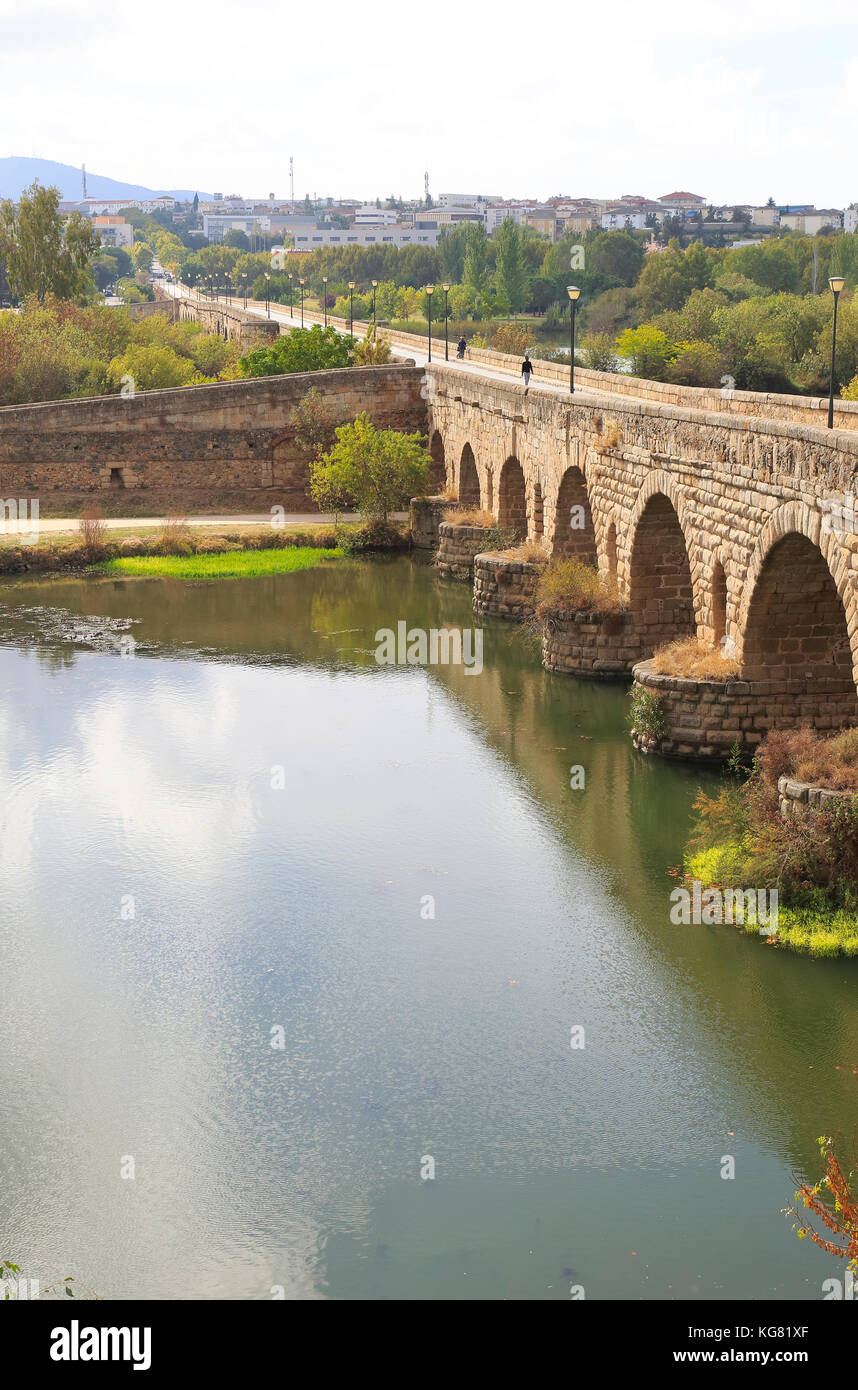 Puente Romano, ponte romano crossing, Rio fiume Guadiana, Merida, Estremadura, Spagna Foto Stock