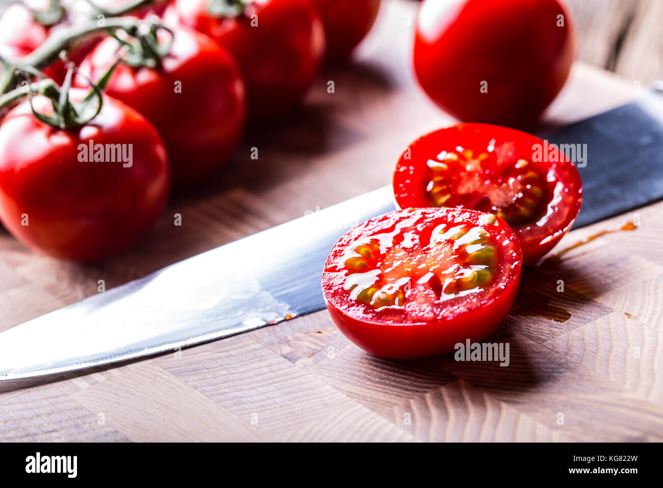 Pomodori Pomodori ciliegia. cocktail pomodori sul pannello di legno. Foto Stock