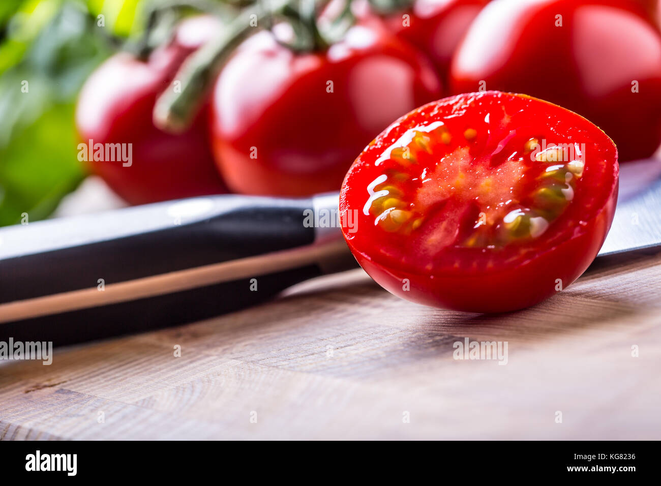 Pomodori Pomodori ciliegia. cocktail pomodori sul pannello di legno. Foto Stock