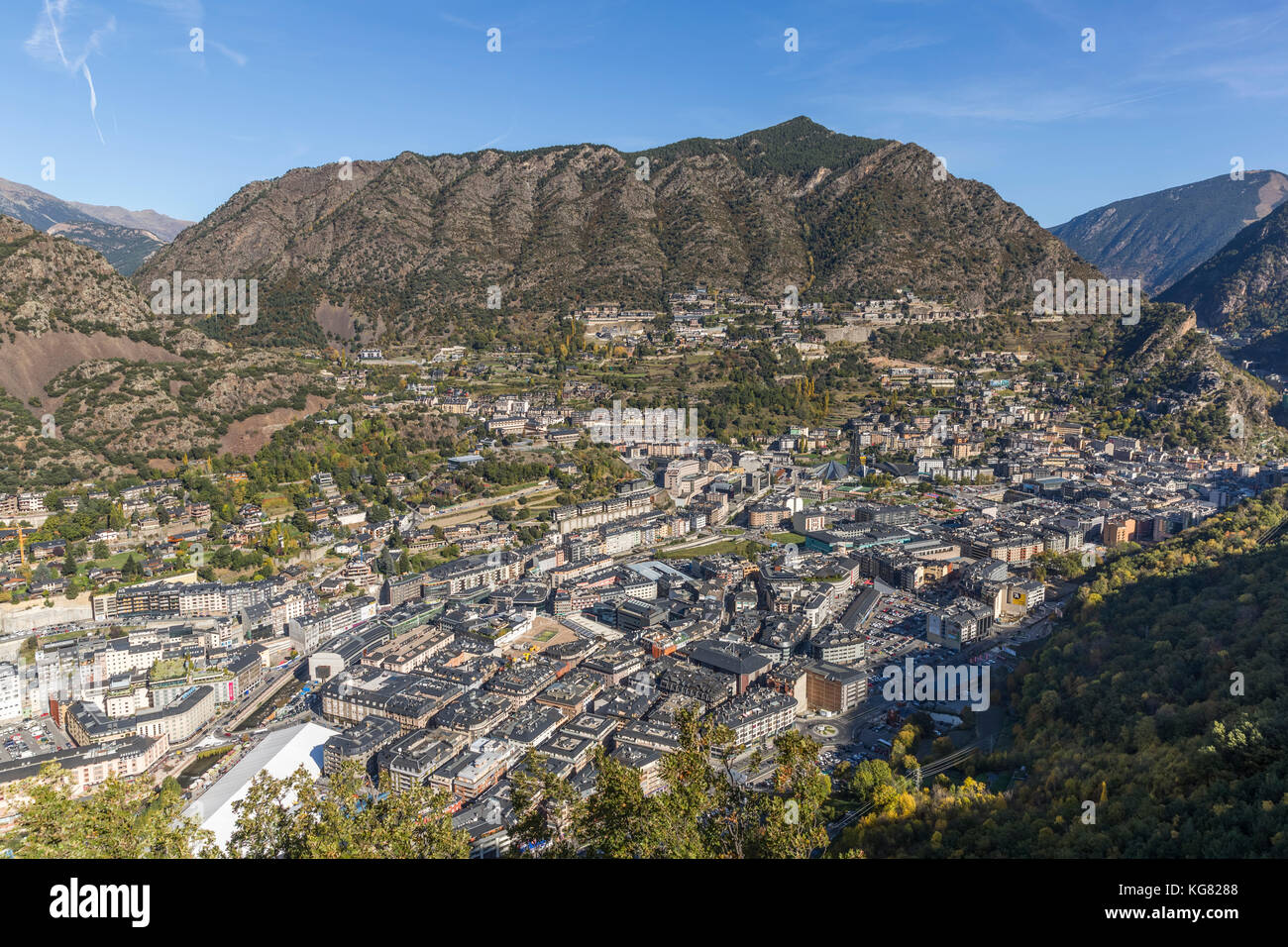 Andorra la Vella, Andorra - 28 ottobre 2017: vista aerea di Andorra la Vella, capitale del principato di Andorra Foto Stock