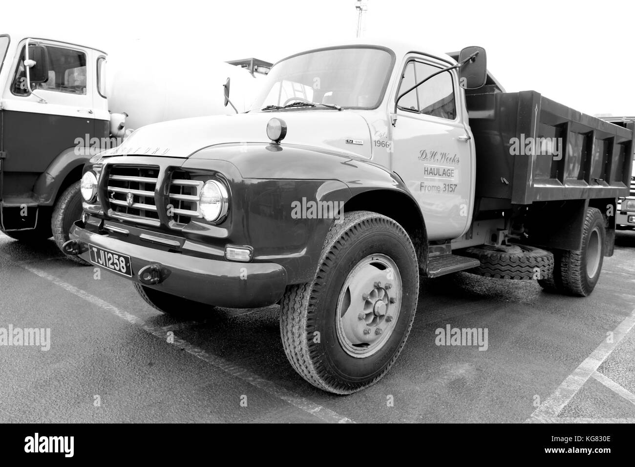 Ottobre 2017 - il camion ribaltabile Bedford TJ restaurato è in mostra in una piccola mostra. Bedford faceva parte di Vauxhall che fanno parte di General Motors Foto Stock