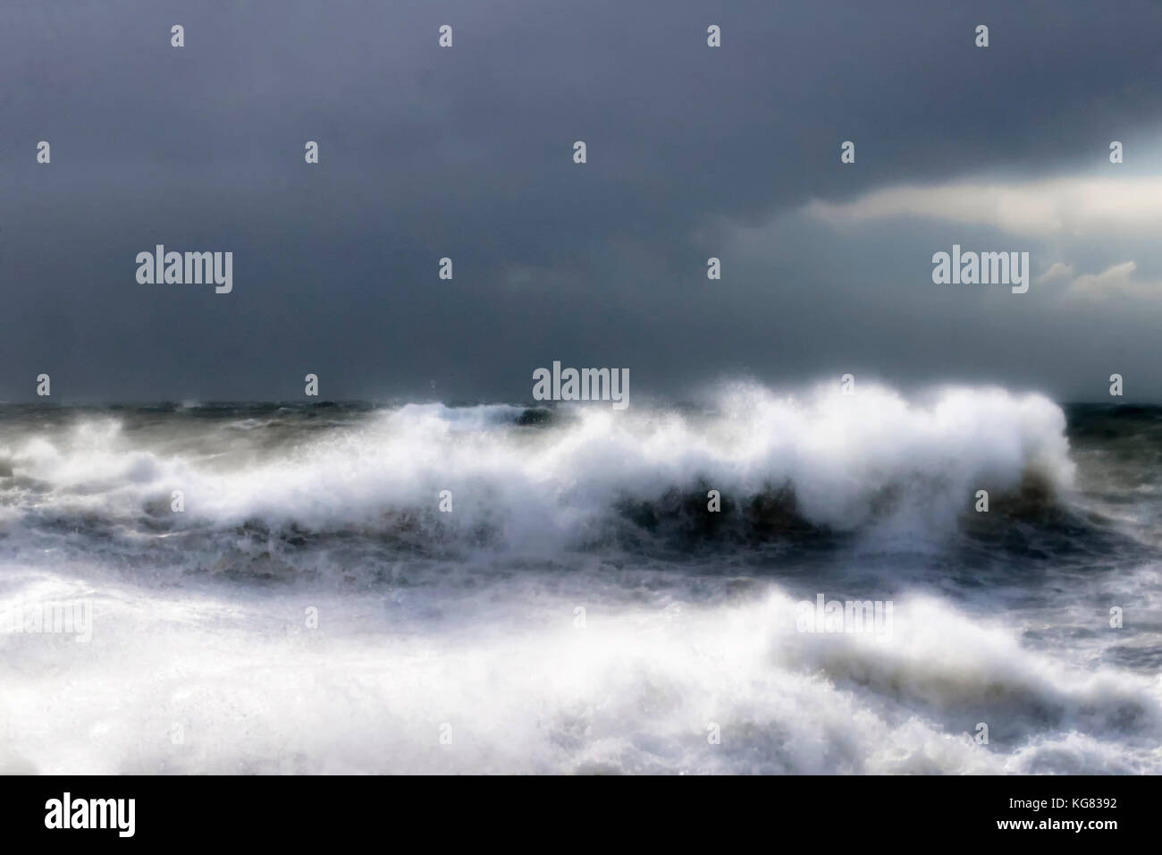 Le onde che si infrangono approccio la spiaggia di newhaven sulla costa meridionale del Regno Unito durante la tempesta brian Foto Stock