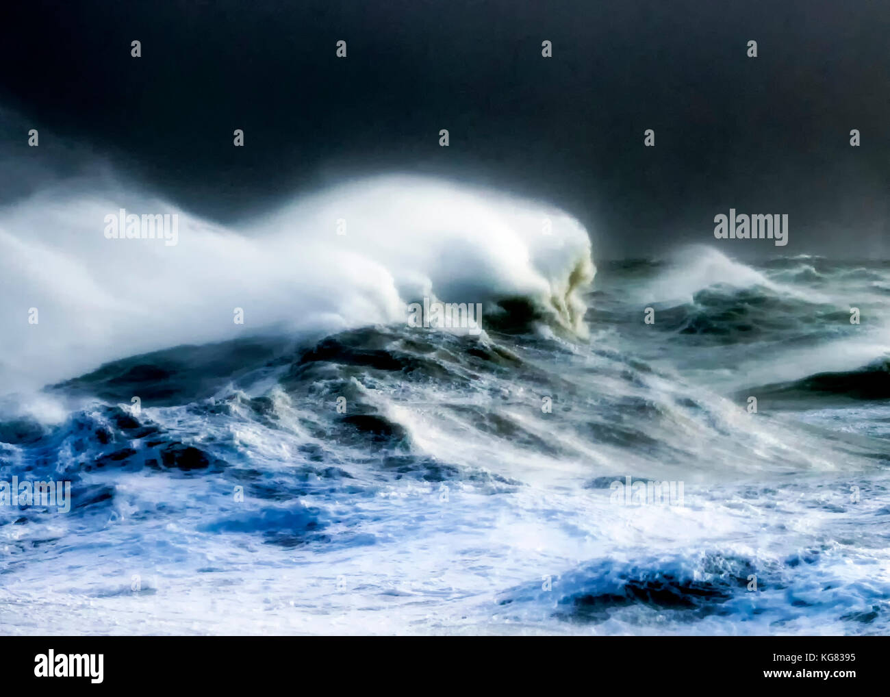 Le onde che si infrangono approccio la spiaggia di newhaven sulla costa meridionale del Regno Unito durante la tempesta brian Foto Stock