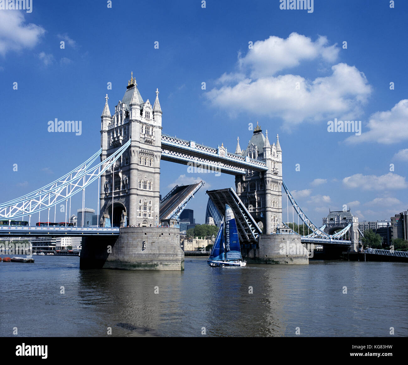 Il Tower Bridge di Londra aperti per consentire un alto yacht di passare attraverso. Foto Stock