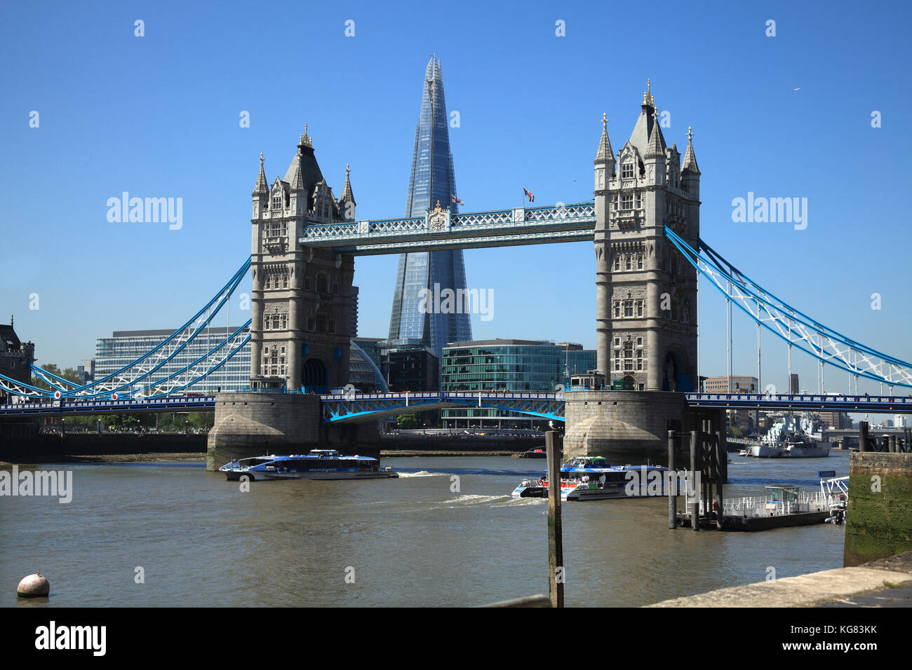 Il Tower Bridge sul fiume Tamigi a Londra con il "disco di vetro " edificio dietro Foto Stock