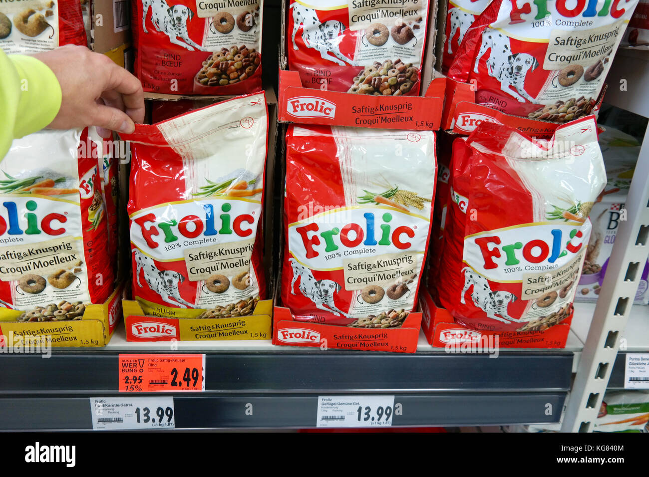 Frolic secchi per cani il cibo in un Ipermercato Kaufland Foto Stock