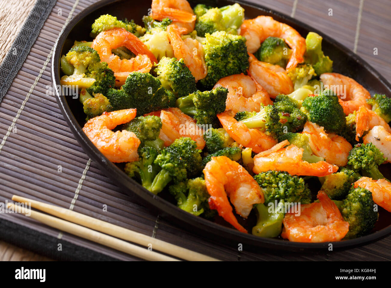 Pasti dietetici: gamberetti con broccoli closeup su una piastra orizzontale  Foto stock - Alamy