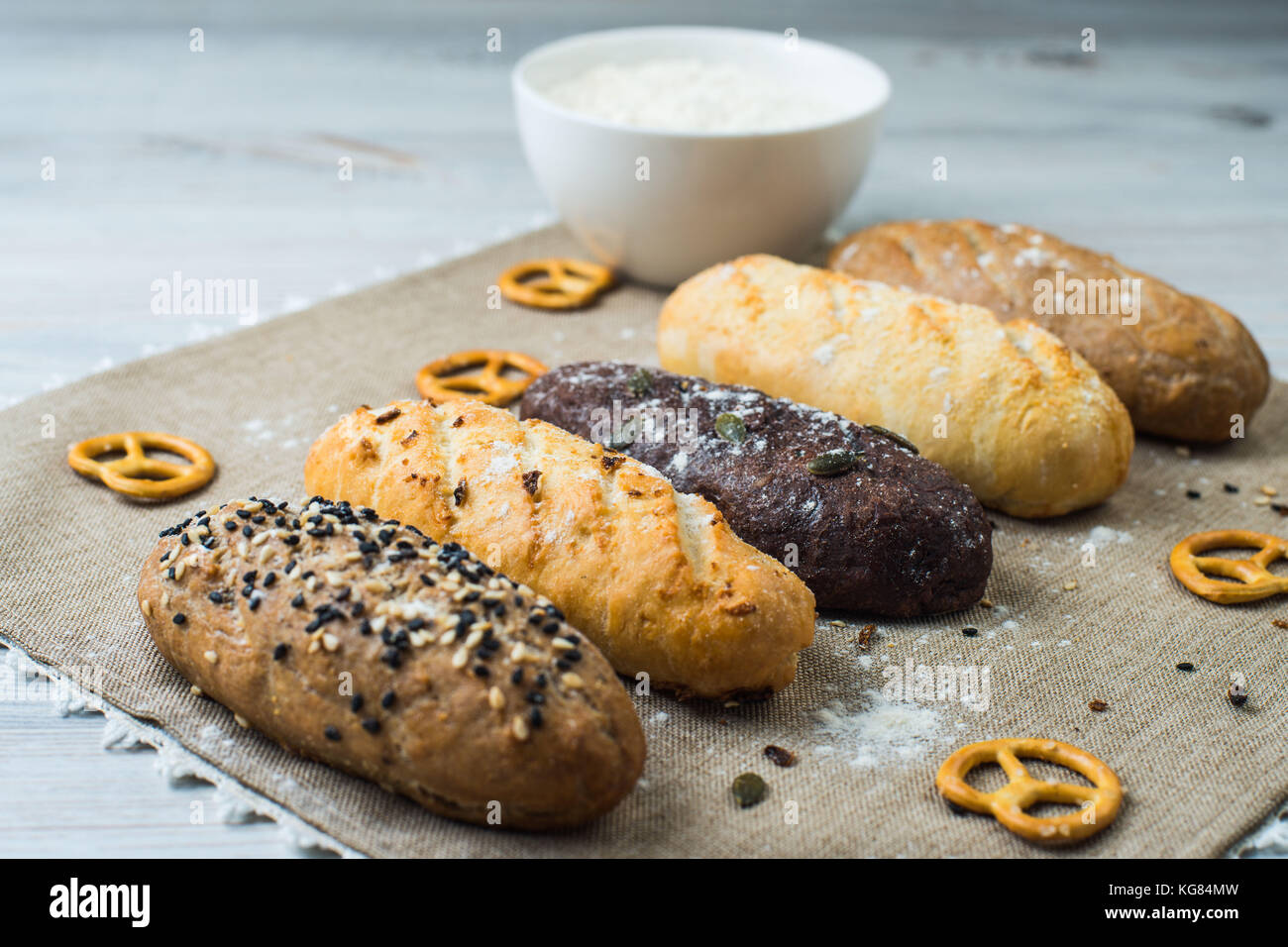 Piastra di pane con diversi tipi di pane fatto con farine diverse è servita  nel ristorante per la cena Foto stock - Alamy