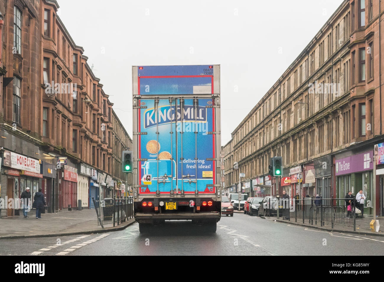 Kingsmill consegna pane guida camion attraverso Possilpark, alla vicina Allied panifici panificio, Glasgow, Scotland, Regno Unito Foto Stock