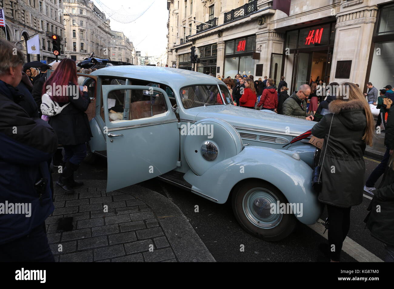 Regent street nel west end di Londra è trasformato nel paese più grande del free-per-view motor show. L'affollata strada commerciale è chiusa al traffico e la strada pieno di auto dal passato, il presente e il futuro. quasi 200 veicoli sono sul display, compresi quelli dai giorni del carrello horseless attraverso al classico anni, accanto a batteria auto del futuro. Foto Stock
