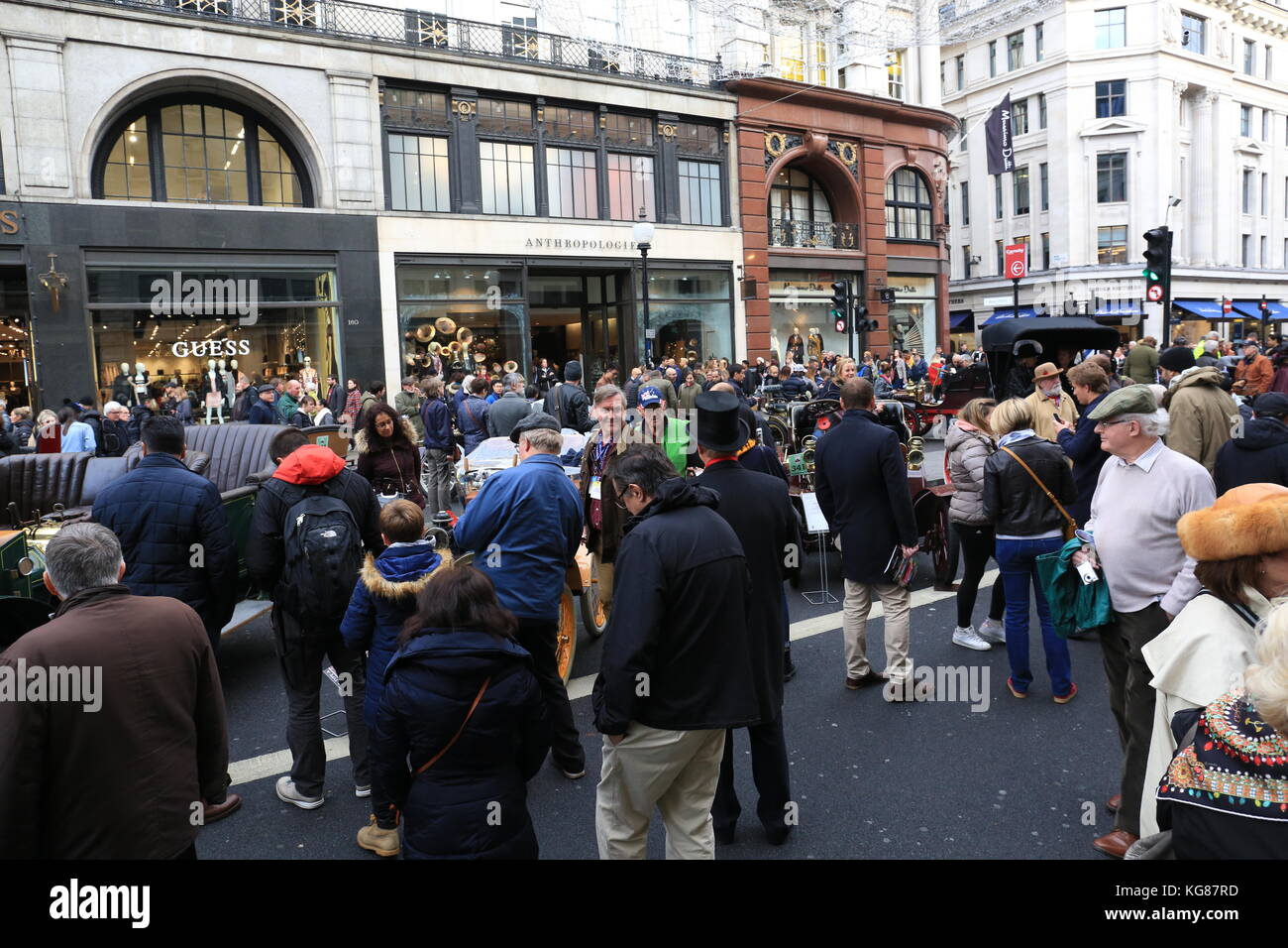 Regent street nel west end di Londra è trasformato nel paese più grande del free-per-view motor show. L'affollata strada commerciale è chiusa al traffico e la strada pieno di auto dal passato, il presente e il futuro. quasi 200 veicoli sono sul display, compresi quelli dai giorni del carrello horseless attraverso al classico anni, accanto a batteria auto del futuro. Foto Stock