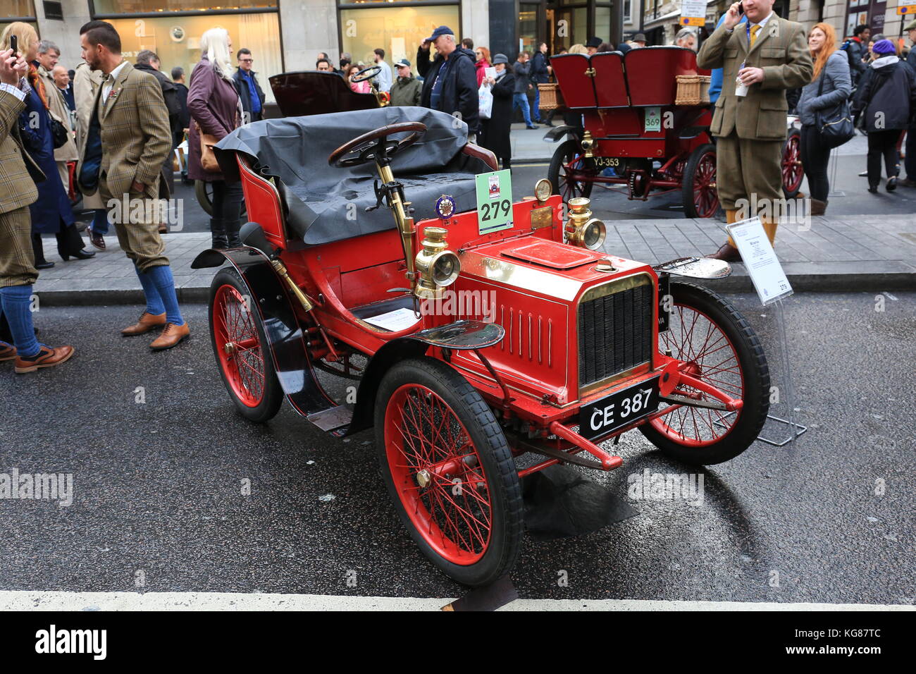 Regent street nel west end di Londra è trasformato nel paese più grande del free-per-view motor show. L'affollata strada commerciale è chiusa al traffico e la strada pieno di auto dal passato, il presente e il futuro. quasi 200 veicoli sono sul display, compresi quelli dai giorni del carrello horseless attraverso al classico anni, accanto a batteria auto del futuro. Foto Stock