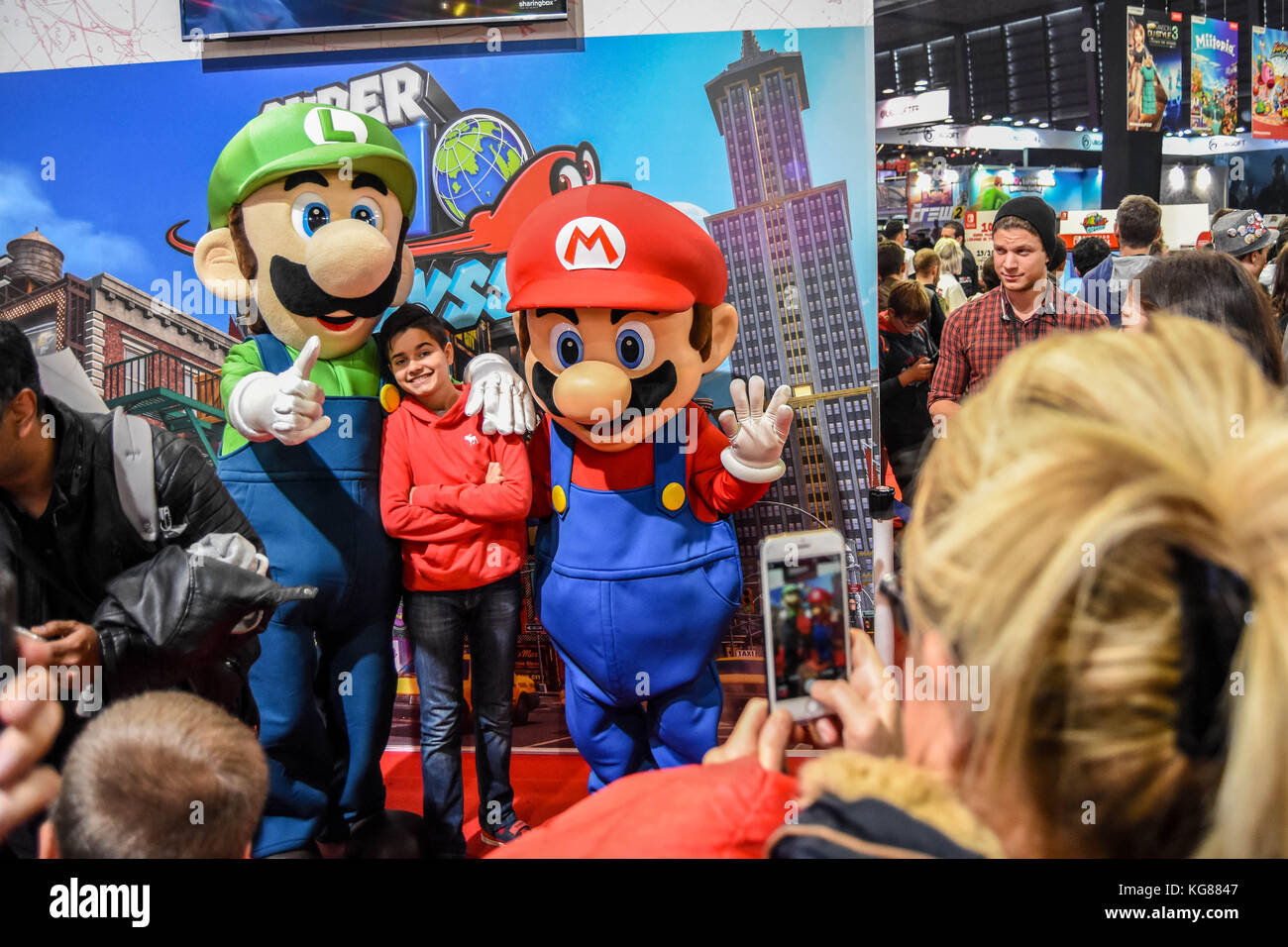 Parigi, Francia. 4 novembre 2017. I visitatori hanno visto fare le loro foto con i fratelli Mario. La più grande convention di giochi, la Paris Games Week, si è svolta al Paris Expo, l'evento aperto al pubblico dal 1° al 5 novembre 2017. Principali società di videogiochi, Sony, Ubisoft, Xbox, Nintendo, presenta nuovi giochi e tecnologie inediti all'evento. Centinaia di migliaia di giocatori e sviluppatori hanno visitato il luogo. Credito: SOPA/ZUMA Wire/Alamy Live News Foto Stock