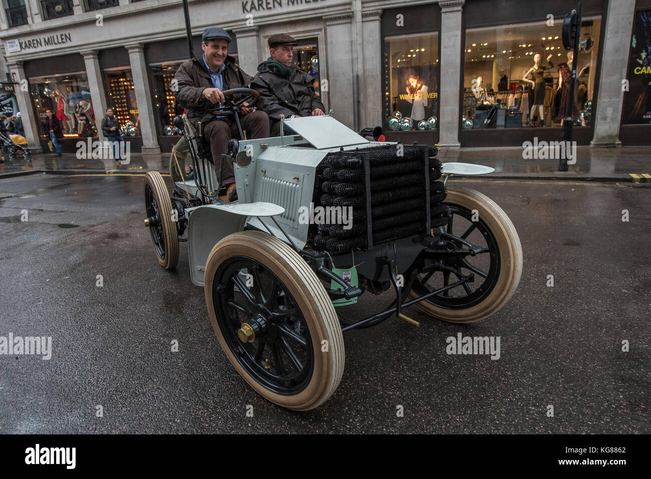 Londra, Regno Unito. 04 Nov, 2017. Un auto d'epoca voce per Londra a Brighton drive tenta di accedere al Regent Street Motor Show ma arriva ad un punto morto. . Londra, 04 Nov 2017. Credito: Guy Bell/Alamy Live News Foto Stock