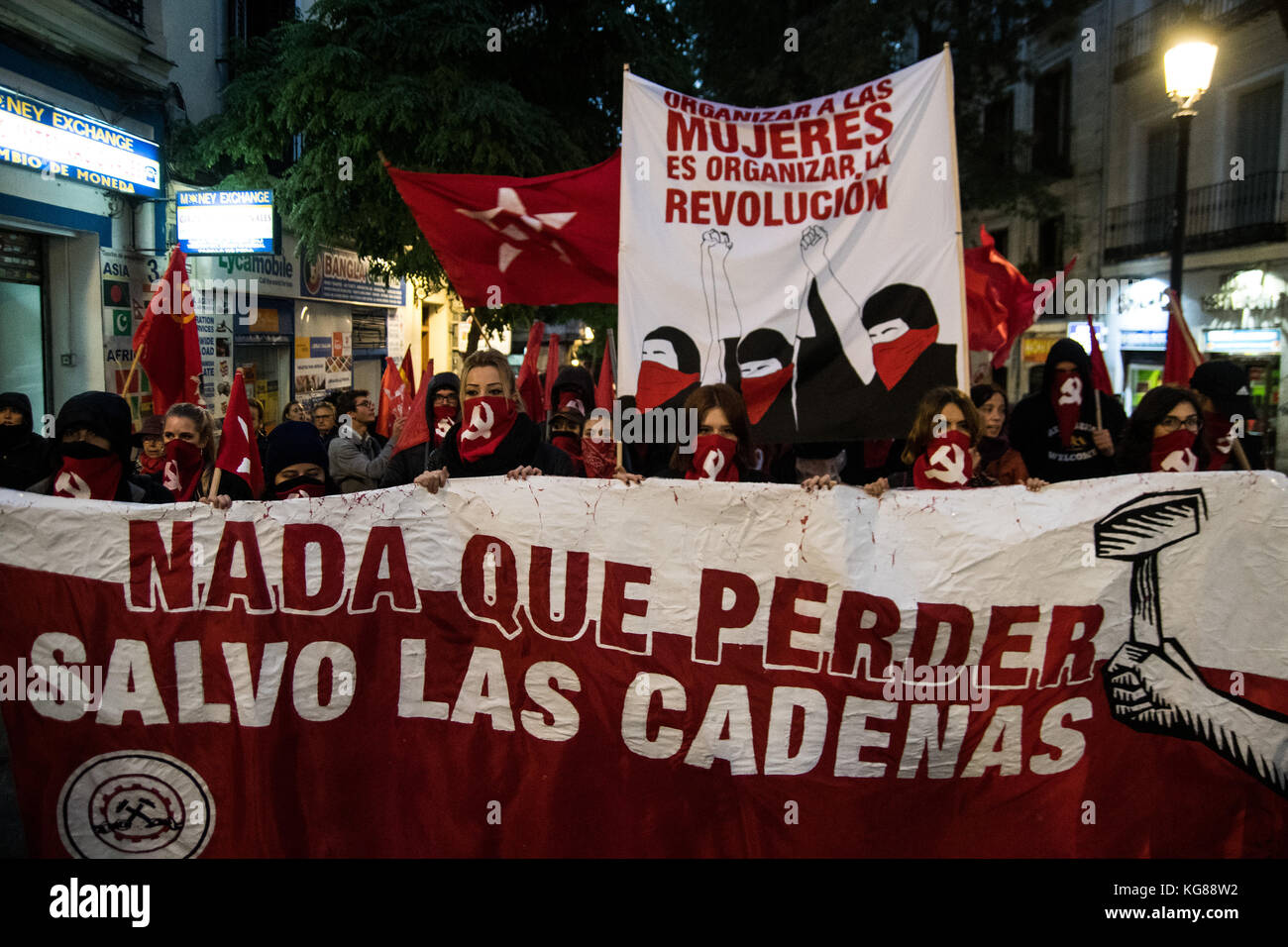 Madrid, Spagna. 4 novembre 2017. Persone con la faccia coperta di martello e falce sovietici durante una dimostrazione per il 100 ° anniversario della rivoluzione d'ottobre, a Madrid, in Spagna. Crediti: Marcos del Mazo/Alamy Live News Foto Stock