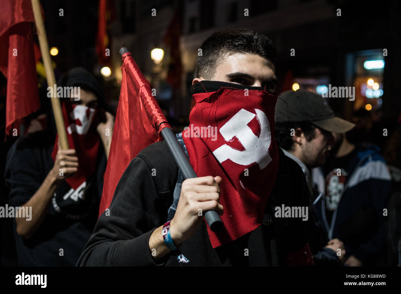 Madrid, Spagna. 4 novembre 2017. Persone con la faccia coperta di martello e falce sovietici durante una dimostrazione per il 100 ° anniversario della rivoluzione d'ottobre, a Madrid, in Spagna. Crediti: Marcos del Mazo/Alamy Live News Foto Stock
