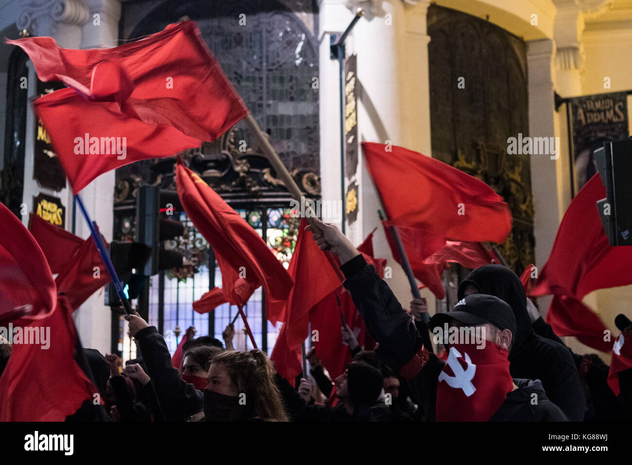 Madrid, Spagna. 4 novembre 2017. Persone con la faccia coperta di martello e falce sovietici durante una dimostrazione per il 100 ° anniversario della rivoluzione d'ottobre, a Madrid, in Spagna. Crediti: Marcos del Mazo/Alamy Live News Foto Stock