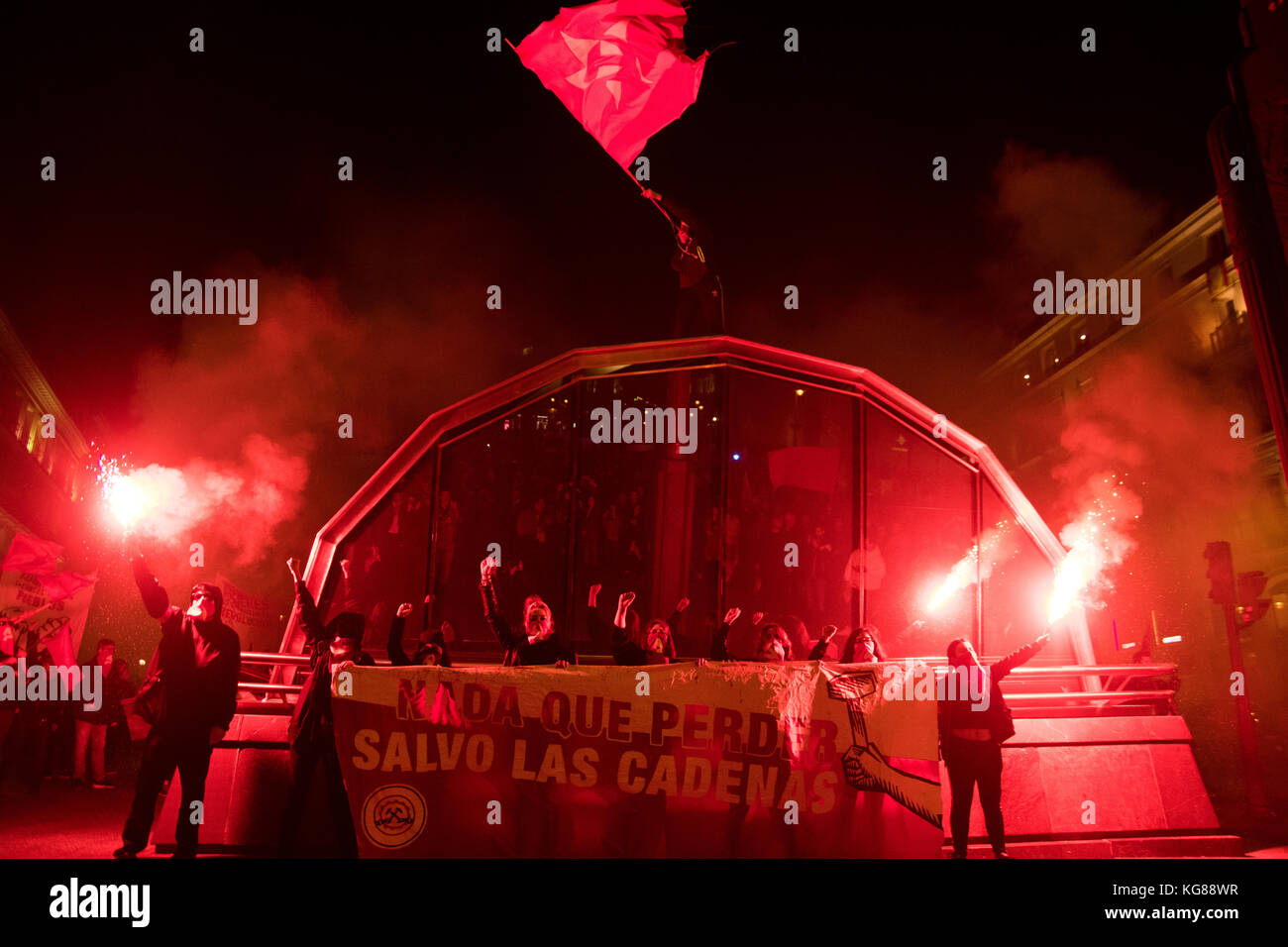 Madrid, Spagna. 4 novembre 2017. La gente rinuncia a bandiere e razze durante una manifestazione per il 100 ° anniversario della rivoluzione d'ottobre, a Madrid, in Spagna. Crediti: Marcos del Mazo/Alamy Live News Foto Stock
