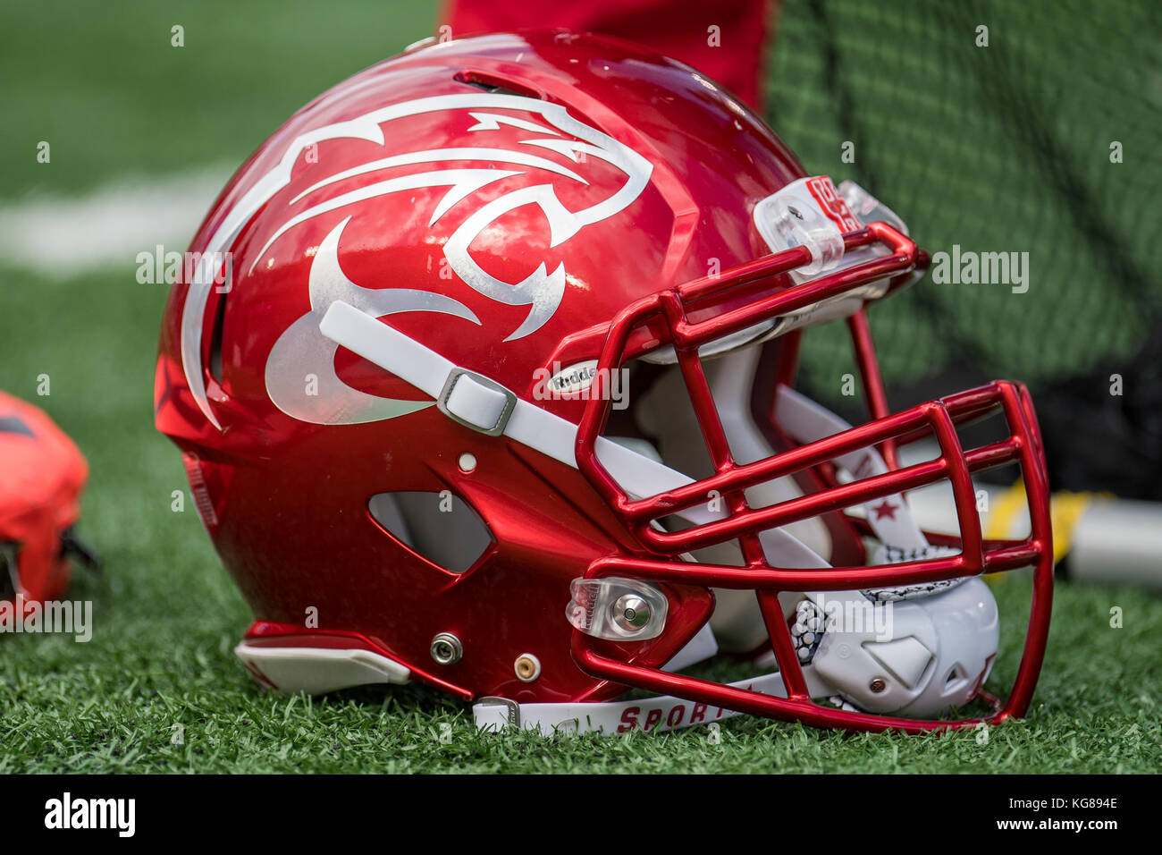 Houston, TX, Stati Uniti d'America. 4 Novembre, 2017. Un rosso Houston Cougars casco con una cougar logo di testa si siede sul collaterale durante il terzo trimestre di un NCAA Football gioco tra Oriente Carolina pirati e la University of Houston Cougars a TDECU Stadium di Houston, TX. Houston ha vinto il gioco da 52 a 27.Trask Smith/CSM/Alamy Live News Foto Stock