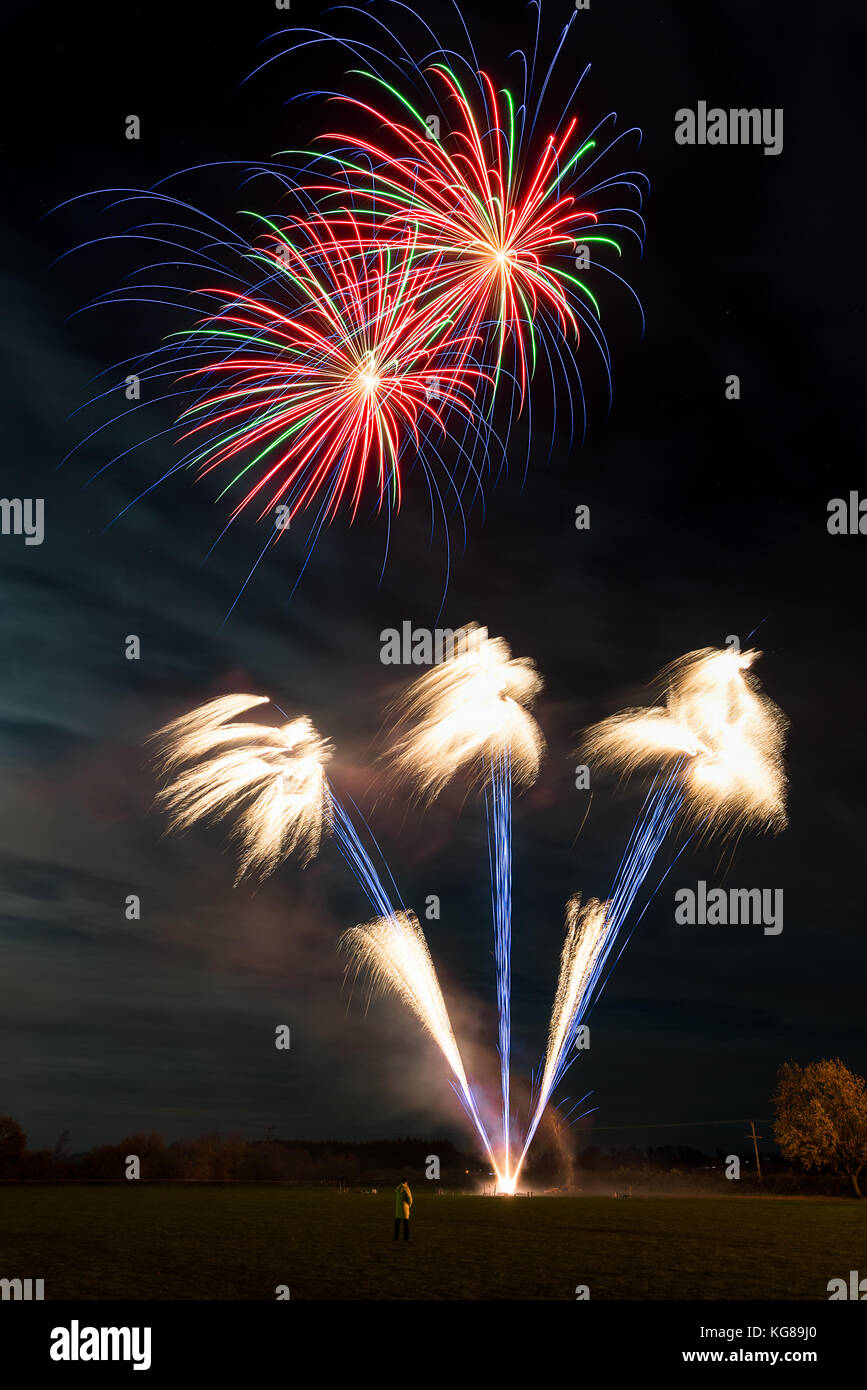 Bidford on Avon, WARWICKSHIRE, Regno Unito. 4 novembre, 2017. Il pubblico annuale falò e fuochi d'artificio al grande prato. Credito: 79fotografia/alamy live news Foto Stock