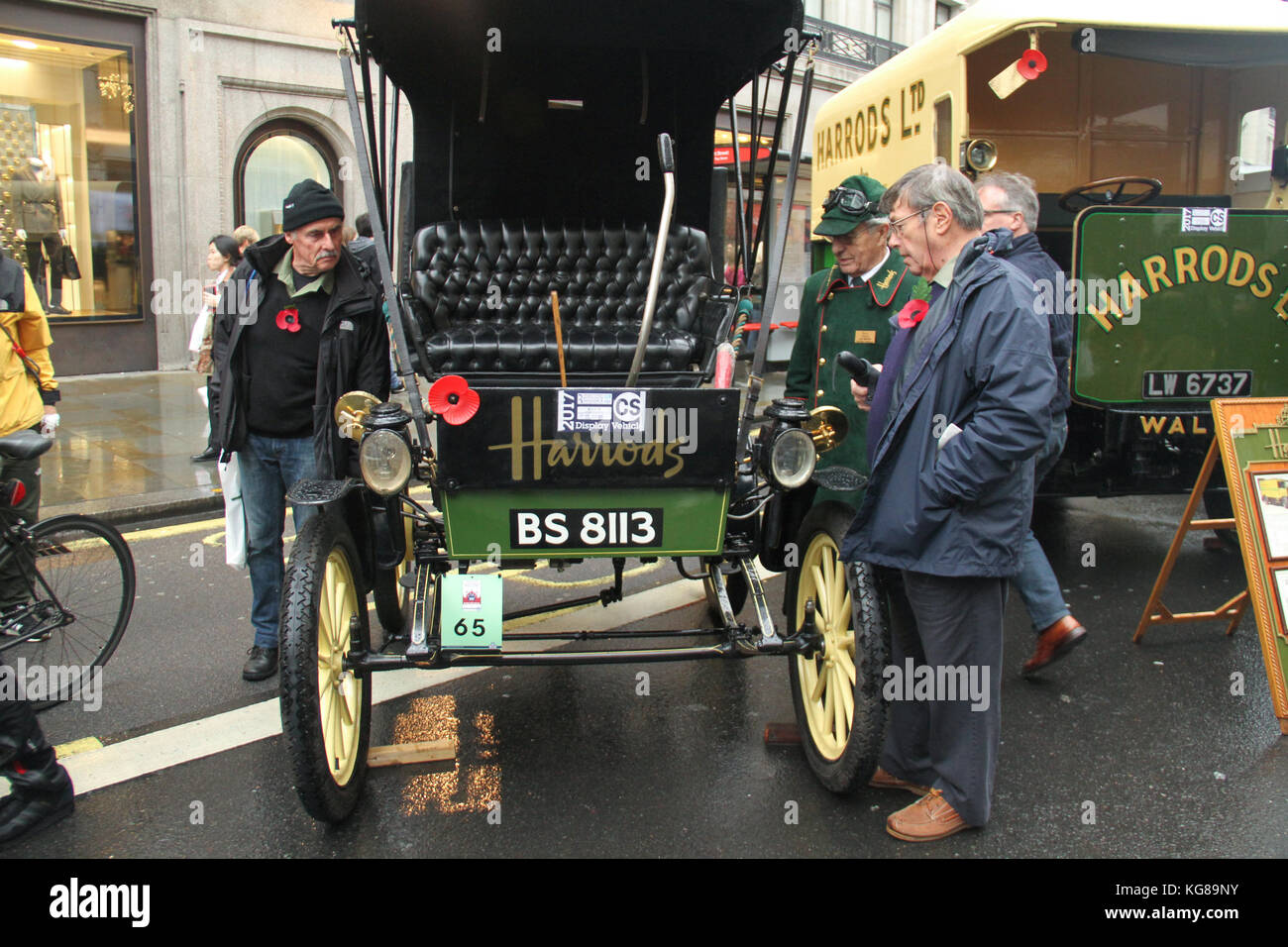 Londra, Regno Unito. 4 novembre, 2017. len brown, harrods curatore di veicoli storici parlare di classic car ventilatori durante l annuale Regent street motor show con qualche veterano card, le automobili elettriche nonché formale sulle vetture di novembre 4 2017. Regent street è stata pedonalizzata da piccadilly circus a oxford circus. Credito: David mbiyu/alamy live news Foto Stock