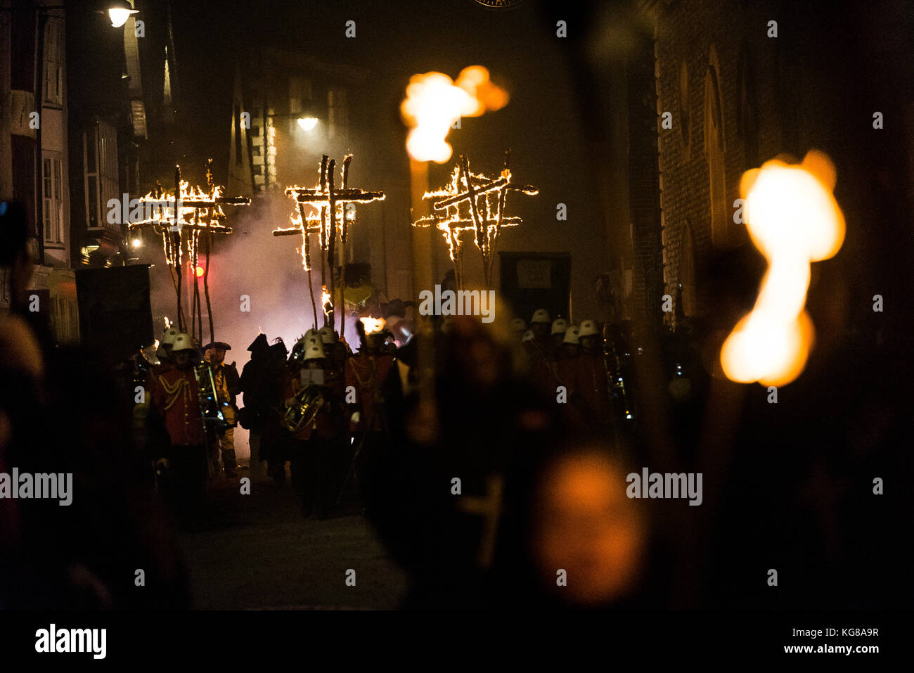 Lewes, Regno Unito. 4 Novembre, 2016. Lewes notte dei falò celebrazioni. L annuale 5 novembre celebrazioni in Lewes, East Sussex, sono il più grande notte dei falò le celebrazioni in tutto il mondo. Questo anni celebrazioni caduta sabato 4 novembre. Credito: Francesca Moore/Alamy Live News Foto Stock