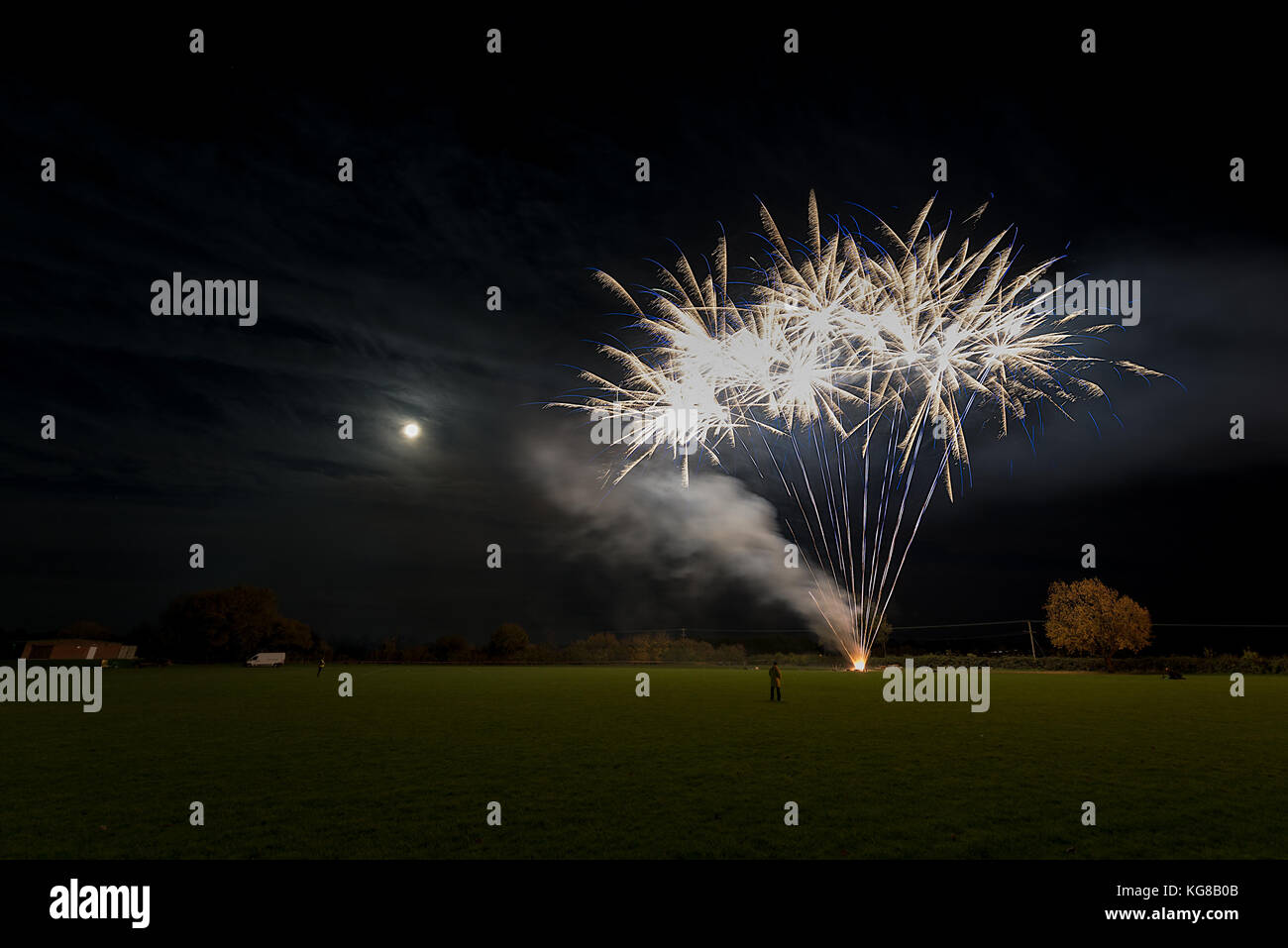 Bidford on Avon, WARWICKSHIRE, Regno Unito. 4 novembre, 2017. Il pubblico annuale falò e fuochi d'artificio al grande prato. Credito: 79fotografia/alamy live news Foto Stock