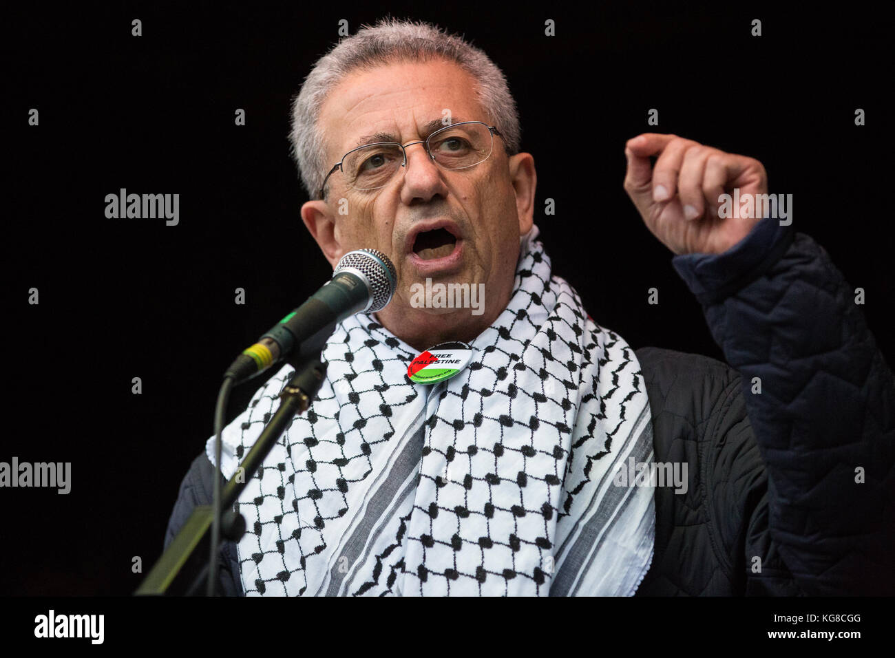 Londra, Regno Unito. 4 novembre, 2017. dr mustafa barghouti, uomo politico palestinese e segretario generale della nazionale palestinese iniziativa, risolve gli attivisti per la Palestina che hanno marciato attraverso Londra a chiedere giustizia e la parità di diritti per i palestinesi due giorni dopo il centesimo anniversario della Dichiarazione Balfour del 2 novembre 1917. Credito: mark kerrison/alamy live news Foto Stock