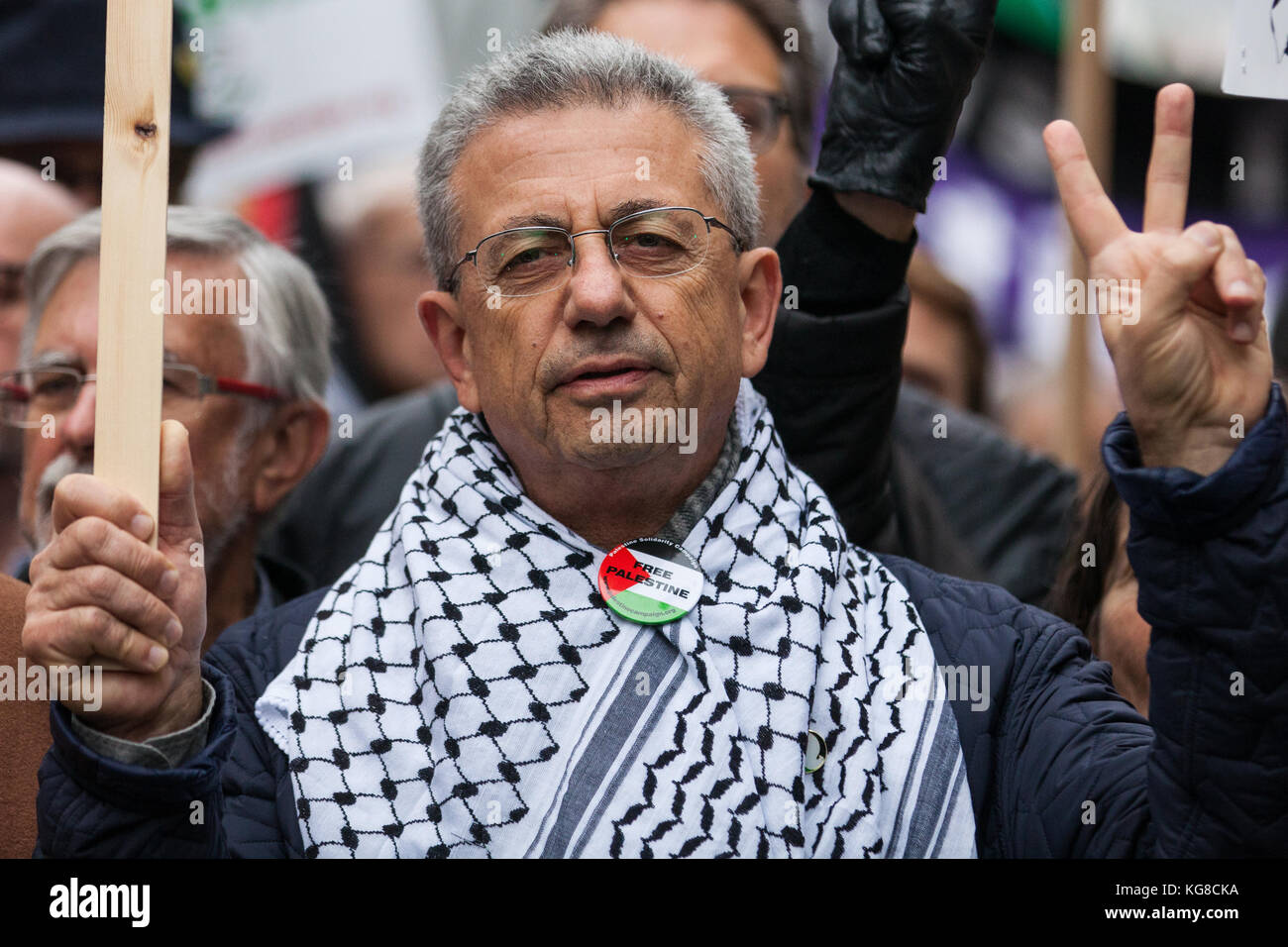 Londra, Regno Unito. 4 novembre, 2017. dr mustafa barghouti, uomo politico palestinese e segretario generale della nazionale palestinese iniziativa, fa un segno di vittoria come egli marche con gli attivisti per la Palestina attraverso Londra a chiedere giustizia e la parità di diritti per i palestinesi due giorni dopo il centesimo anniversario della Dichiarazione Balfour del 2 novembre 1917. Credito: mark kerrison/alamy live news Foto Stock