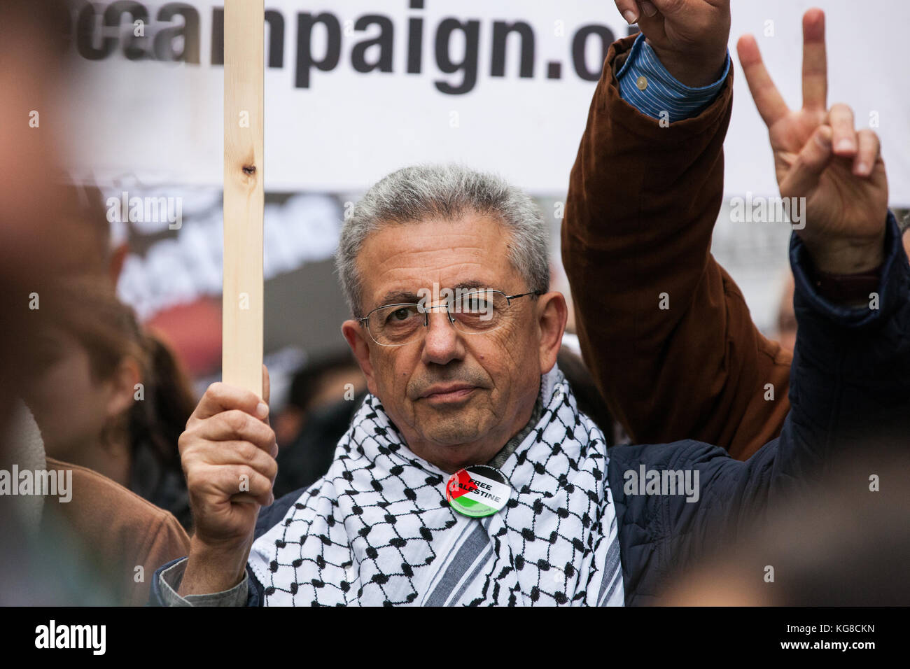 Londra, Regno Unito. 4 novembre, 2017. dr mustafa barghouti, uomo politico palestinese e segretario generale della nazionale palestinese iniziativa, fa un segno di vittoria come egli marche con gli attivisti per la Palestina attraverso Londra a chiedere giustizia e la parità di diritti per i palestinesi due giorni dopo il centesimo anniversario della Dichiarazione Balfour del 2 novembre 1917. Credito: mark kerrison/alamy live news Foto Stock