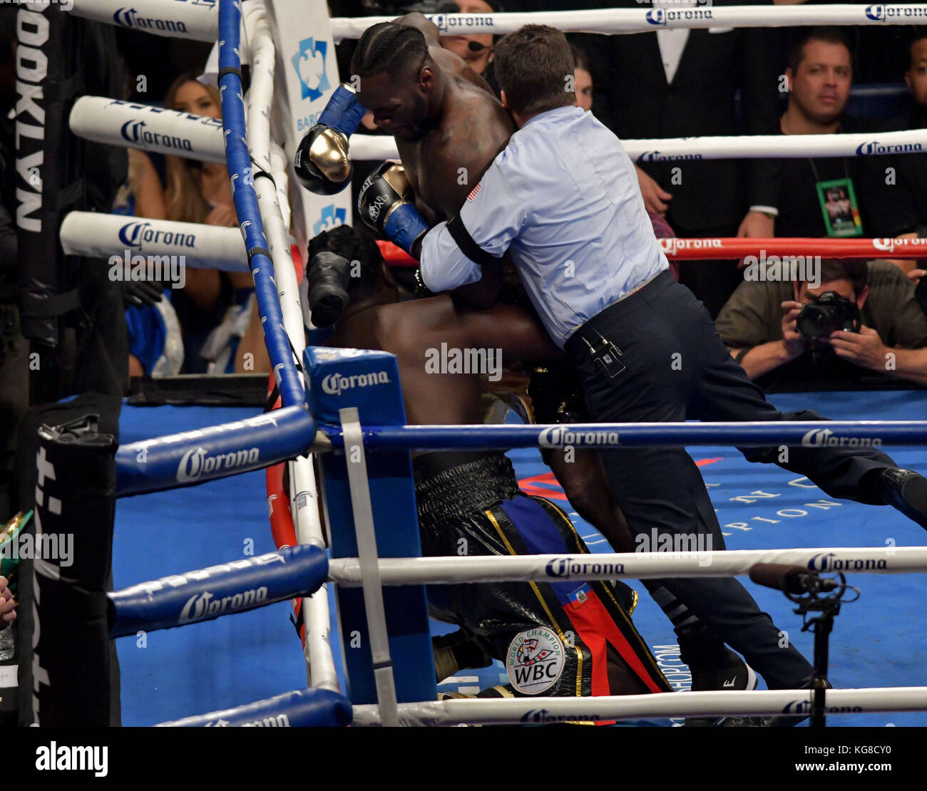 Brooklyn, New York, Stati Uniti d'America. 4 Novembre, 2017. L'arbitro tenta di chiamare fuori la lotta come DEONTAY WILDER (oro trunk) tenta di finire BERMANE STIVERNE in un titolo heavyweight bout presso la Barclays Center di Brooklyn, New York. Credito: Joel Plummer/ZUMA filo/Alamy Live News Foto Stock