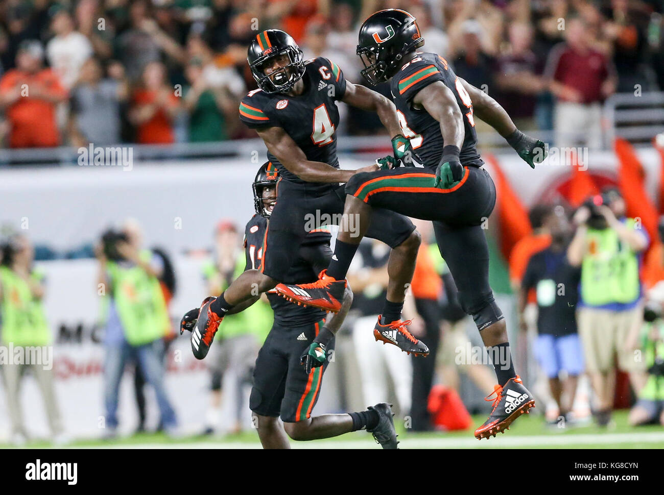 Giardini di Miami, Florida, Stati Uniti d'America. 4 Novembre, 2017. Miami Hurricanes defensive back Jaquan Johnson (4) e difensivo lineman Joe Jackson (99) celebrare Johnson intercettazione durante la seconda metà del gioco tra gli uragani di Miami e Virginia Tech Hokies al Hard Rock Stadium di Miami, Florida, Sabato, 4 novembre 2017. Punteggio finale: Miami, 28, Virginia Tech, 10. Credito: Andres Leiva/Palm Beach post/ZUMA filo/Alamy Live News Foto Stock