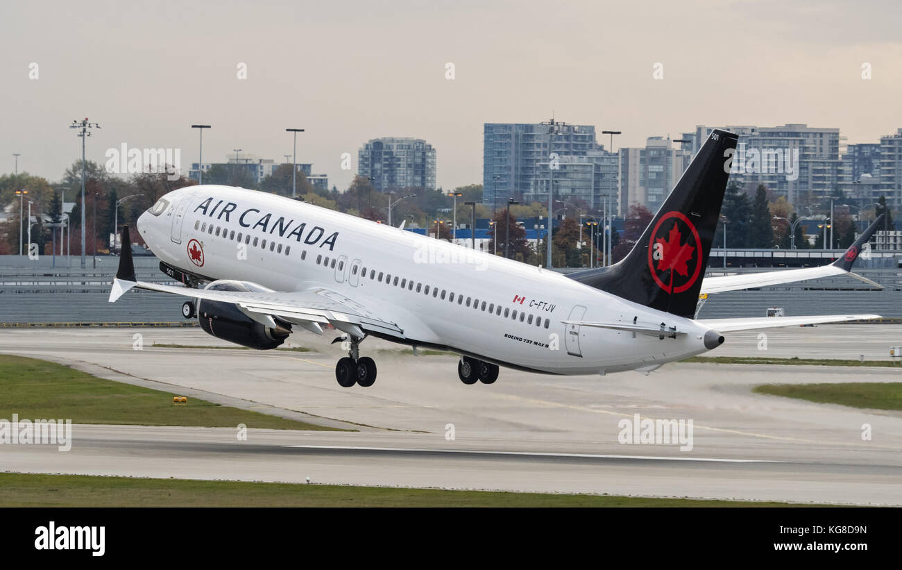 Richmond, Columbia Britannica, Canada. 3 novembre 2017. L'ultima aggiunta di Air Canada alla propria flotta di aeromobili, un Boeing 737 MAX 8 (C-FTJV) jet di linea a corsia singola a corpo stretto, decolla dall'aeroporto internazionale di Vancouver. Crediti: Bayne Stanley/ZUMA Wire/Alamy Live News Foto Stock