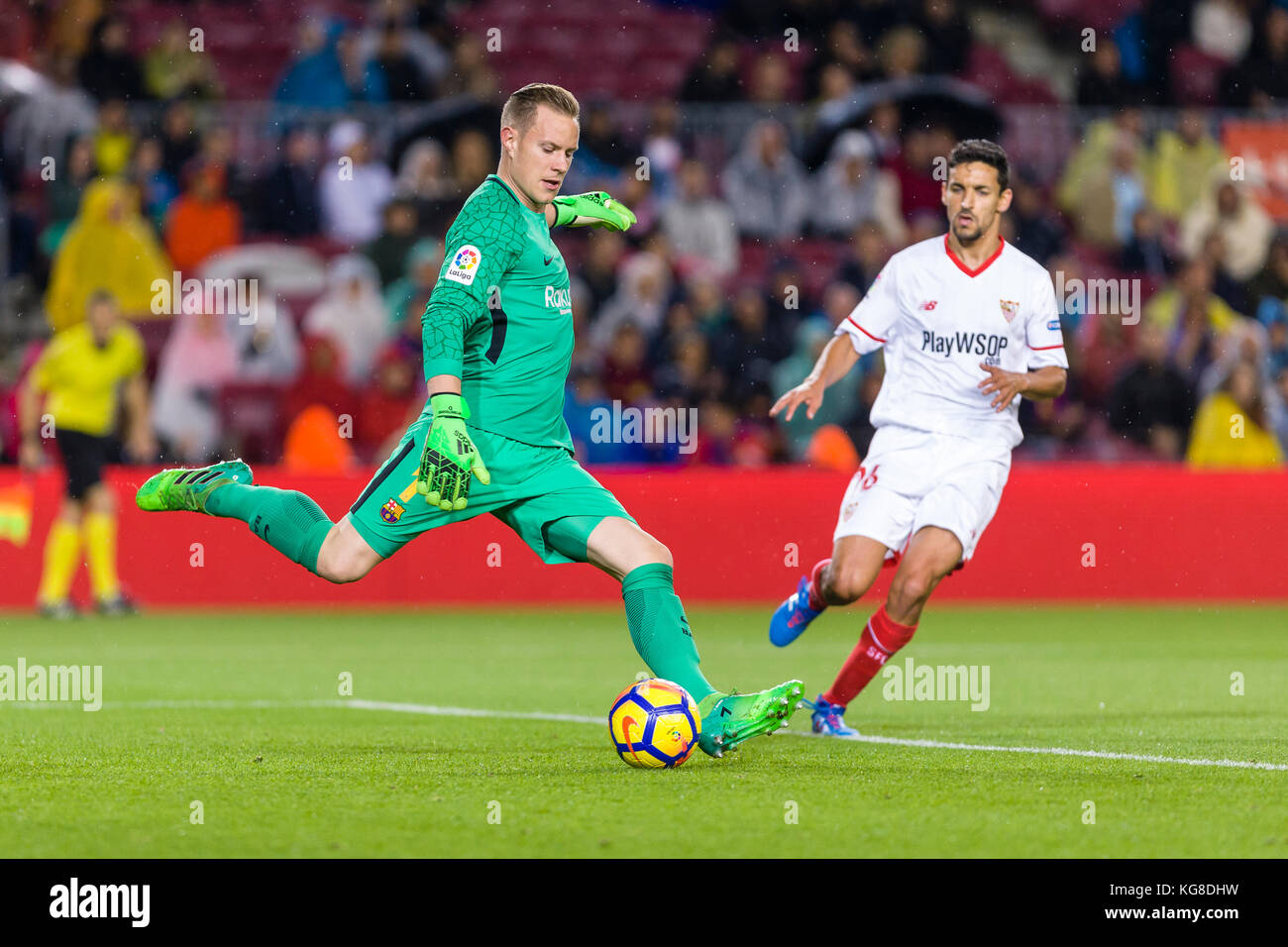 Spagna. 4 Novembre, 2017. Spagna - 4 Novembre: Barcellona portiere Marc-andré ter Stegen (1) e Sevilla centrocampista Gesù Navas (16) durante la partita tra FC Barcelona contro Sevilla FC, per il round 11 del Liga Santander, giocato al Camp Nou Stadium il 4 novembre 2017 a Barcellona, Spagna. Credito: Gtres Información más Comuniación on line, S.L./Alamy Live News Foto Stock