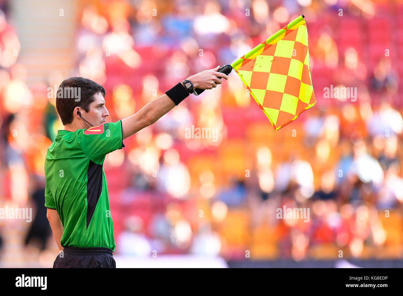 Brisbane, Queensland, Australia. 5 Novembre, 2017. Una delle regole per guardafili fuorigioco durante il turno cinque Hyundai un-League match tra il ruggito di Brisbane e il Central Coast Mariners presso lo Stadio Suncorp il 5 novembre 2017 a Brisbane, Australia. Credito: Albert Perez/ZUMA filo/Alamy Live News Foto Stock