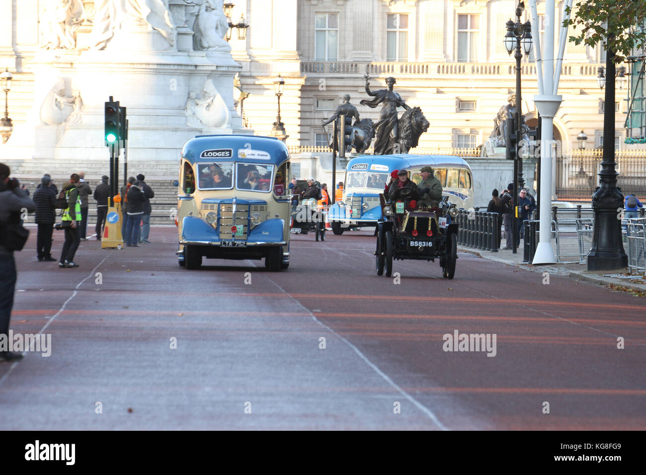 Londra, Regno Unito. 05 novembre 2017. Hyde Park Corner, Londra, Regno Unito - 5 novembre: Chirs Evans guida il suo autobus bedford vintage a Brighton per i bambini in stato di bisogno. Più di quattrocento auto veterane sono state programmate per iniziare a Bonhams Veteran Car Run ad Hyde Park il 5 novembre 2017. L'evento di Motoring più lungo del mondo si svolge a 60 km da Londra a Brighton. Credit: David Mbiyu/Alamy Live News Foto Stock