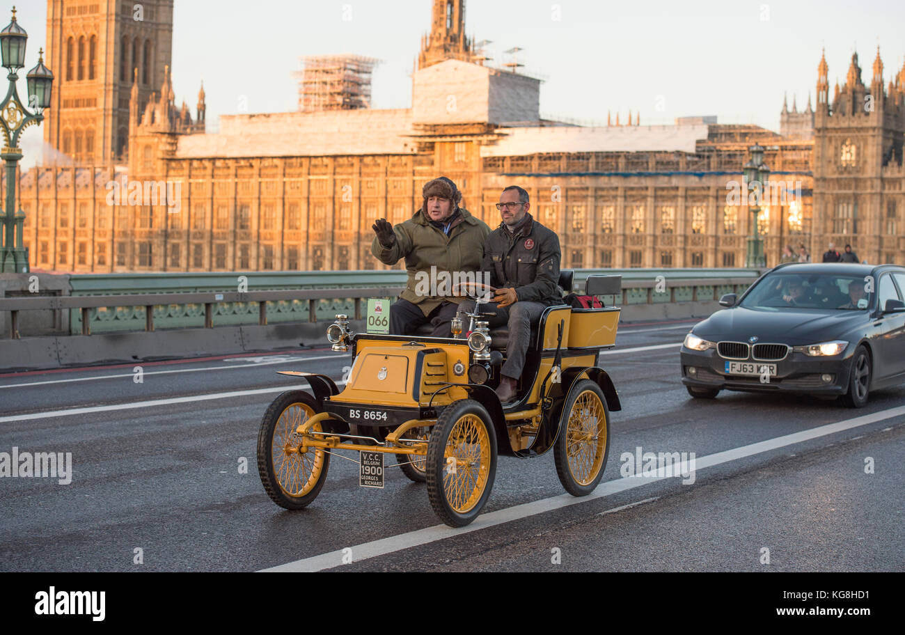 Westminster Bridge, Londra, Regno Unito. 5 novembre 2017. Bonhams da Londra a Brighton, una corsa di auto veterana supportata da Hiscox, l'evento automobilistico più lungo del mondo risalente al 1927, sul ponte di Westminster con impalcature coperte dal Big ben durante il pellegrinaggio annuale a Brighton da Hyde Park nel centro di Londra e organizzato dal Royal Automobile Club. 1901 Georges Richard. Credit: Malcolm Park/Alamy Live News. Foto Stock