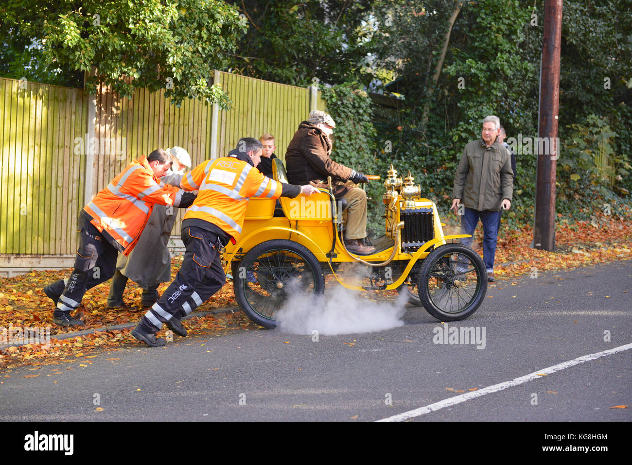 Reigate, Regno Unito. 05 Nov, 2017. Raglan Road, Reigate, Surrey. Domenica 5 novembre. 1020h. La Bonhams Londra a Brighton Veteran Car Run 2017 avviene sul percorso rivisto attraverso Reigate in Surrey. Credito: Lindsay Constable/Alamy Live News Foto Stock