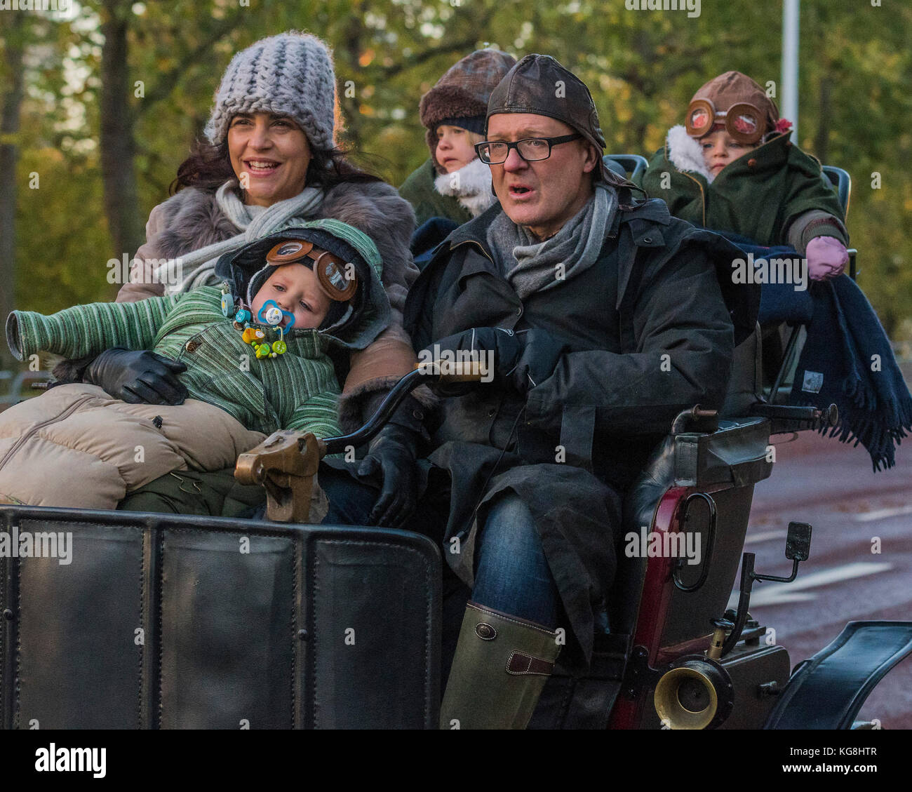 Londra, Regno Unito. 5 Novembre, 2017. Una intera famiglia ben avvolto voce giù il Mall come il sole sorge - La Londra a Brighton Veteran Car Run, che risale al 1927, è stata fondata per commemorare la esecuzione di emancipazione del 1896, che ha celebrato la nuova libertà di automobilisti concessi dalla "peal della bandiera rossa atto." L'Atto sollevato il limite di velocità di 14mph e abolito la necessità per un uomo che porta una bandiera rossa a camminare davanti a vetture ogni volta che esse sono state essendo azionato. Credito: Guy Bell/Alamy Live News Foto Stock