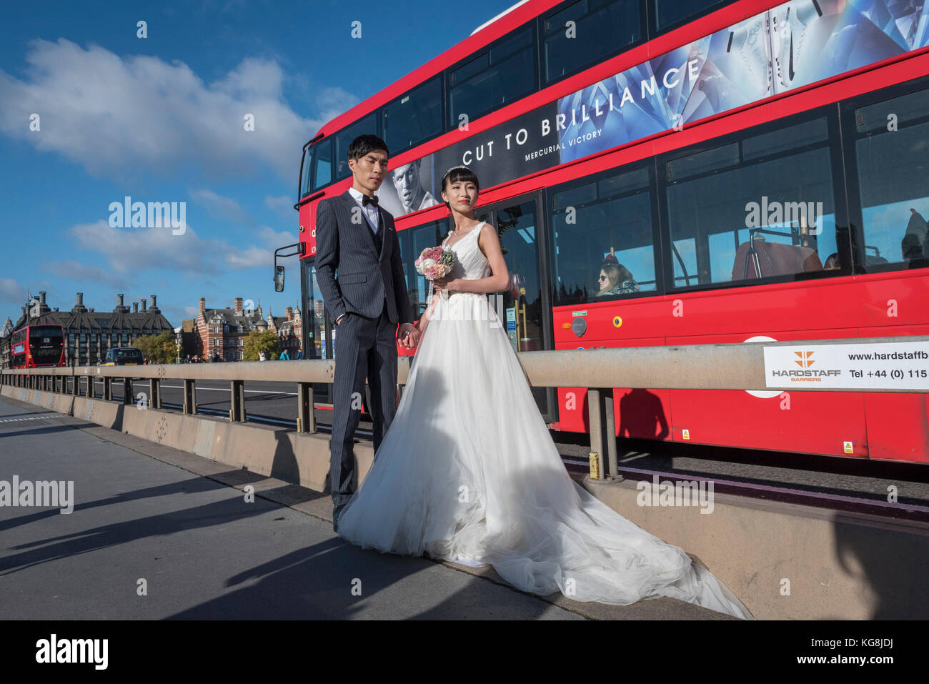 Londra, Regno Unito. Il 5 novembre 2017. Un continente giovane cinese ha pre-wedding fotografie scattate sul Westminster Bridge. Con Sterling alla decadenza, Londra è visto come un sempre più conveniente posizione per tali fotografie, così come di fornire punti di riferimento come sfondi. Frequentemente, il fotografo e il team sono anche volato fuori dalla Cina per catturare le immagini. Credito: Stephen Chung / Alamy Live News Foto Stock