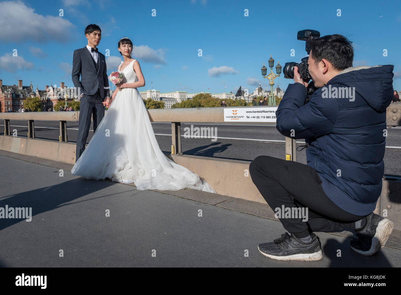 Londra, Regno Unito. Il 5 novembre 2017. Un continente giovane cinese ha pre-wedding fotografie scattate sul Westminster Bridge. Con Sterling alla decadenza, Londra è visto come un sempre più conveniente posizione per tali fotografie, così come di fornire punti di riferimento come sfondi. Frequentemente, il fotografo e il team sono anche volato fuori dalla Cina per catturare le immagini. Credito: Stephen Chung / Alamy Live News Foto Stock