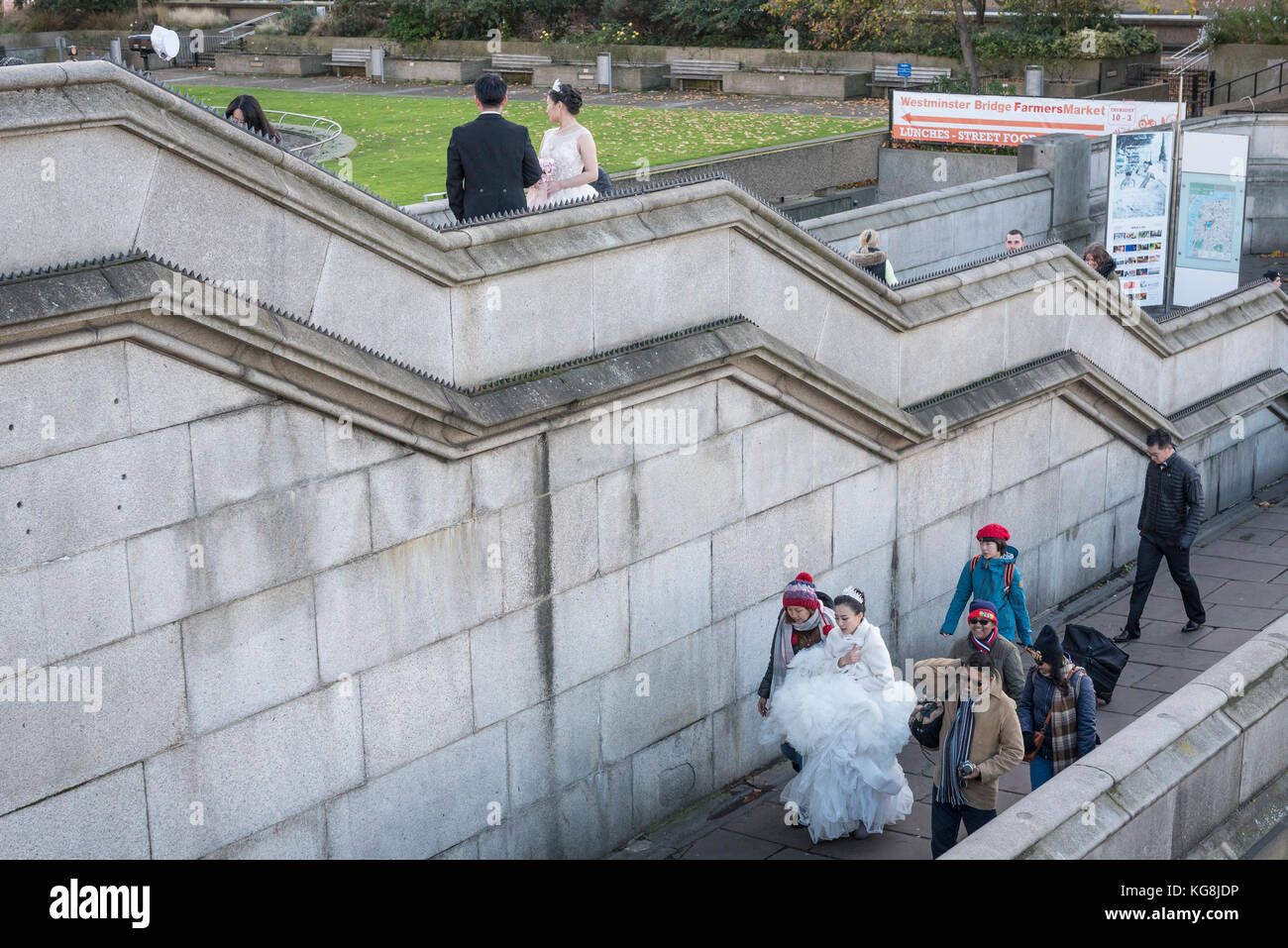 Londra, Regno Unito. Il 5 novembre 2017. Cina continentale le coppie hanno pre-wedding fotografie scattate sul Westminster Bridge. Con Sterling alla decadenza, Londra è visto come un sempre più conveniente posizione per tali fotografie, così come di fornire punti di riferimento come sfondi. Frequentemente, il fotografo e il team sono anche volato fuori dalla Cina per catturare le immagini. Credito: Stephen Chung / Alamy Live News Foto Stock