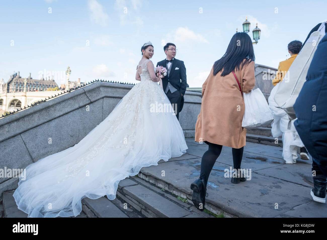 Londra, Regno Unito. Il 5 novembre 2017. Cina continentale le coppie hanno pre-wedding fotografie scattate sul Westminster Bridge. Con Sterling alla decadenza, Londra è visto come un sempre più conveniente posizione per tali fotografie, così come di fornire punti di riferimento come sfondi. Frequentemente, il fotografo e il team sono anche volato fuori dalla Cina per catturare le immagini. Credito: Stephen Chung / Alamy Live News Foto Stock