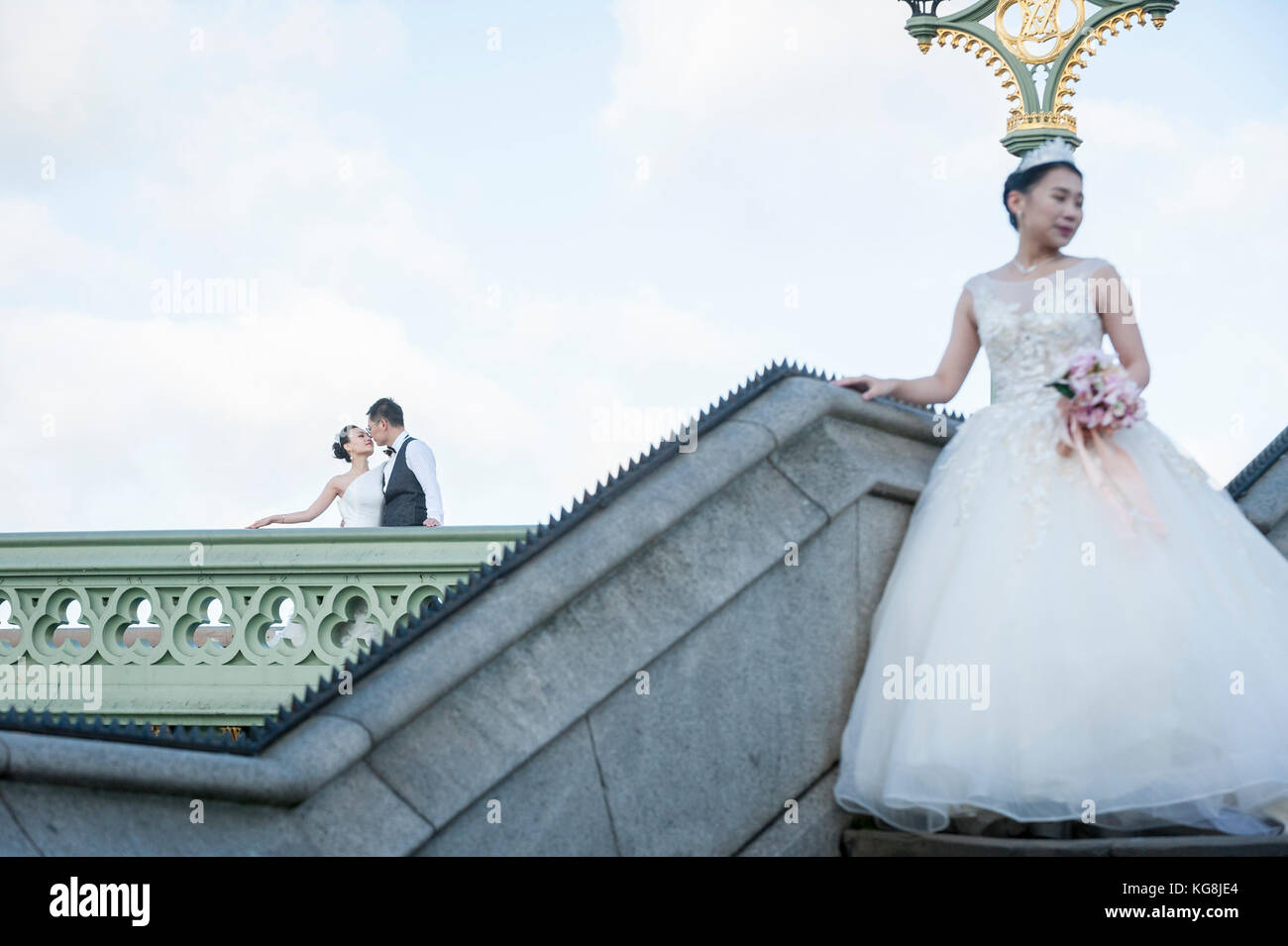 Londra, Regno Unito. Il 5 novembre 2017. Cina continentale le coppie hanno pre-wedding fotografie scattate sul Westminster Bridge. Con Sterling alla decadenza, Londra è visto come un sempre più conveniente posizione per tali fotografie, così come di fornire punti di riferimento come sfondi. Frequentemente, il fotografo e il team sono anche volato fuori dalla Cina per catturare le immagini. Credito: Stephen Chung / Alamy Live News Foto Stock