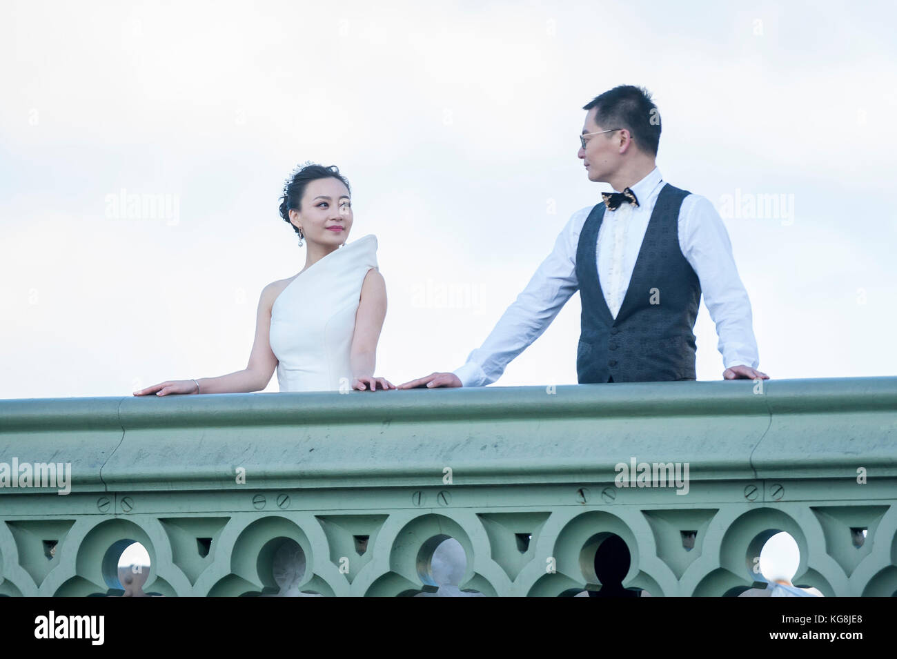 Londra, Regno Unito. Il 5 novembre 2017. Un continente giovane cinese hanno pre-wedding fotografie scattate sul Westminster Bridge. Con Sterling alla decadenza, Londra è visto come un sempre più conveniente posizione per tali fotografie, così come di fornire punti di riferimento come sfondi. Frequentemente, il fotografo e il team sono anche volato fuori dalla Cina per catturare le immagini. Credito: Stephen Chung / Alamy Live News Foto Stock